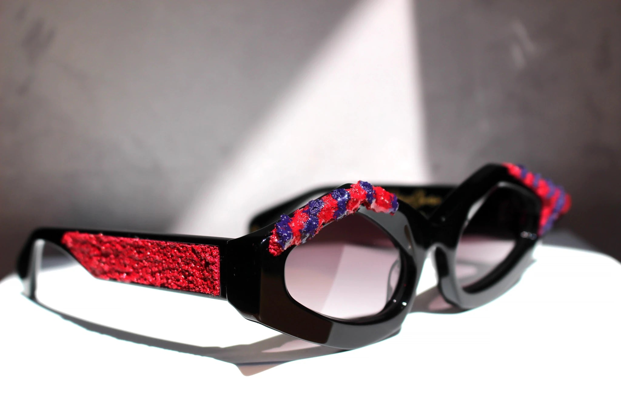 ALICE IN WONDERLAND occhiale con installazione d'arte - CLARISSA OLIVERIO ART TO WEAR - CLARISSA OLIVERIO ART TO WEAR