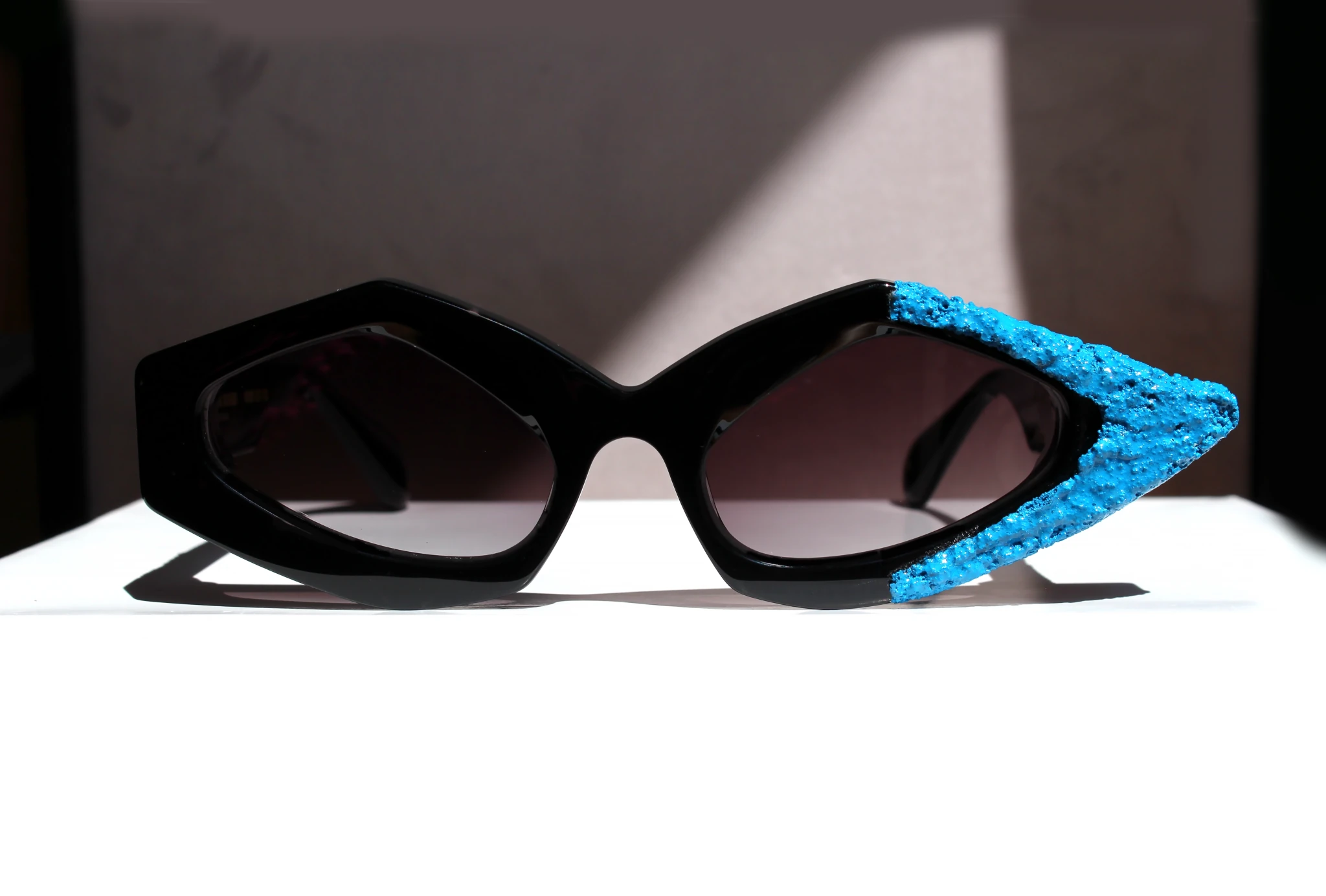 ART BLUE MATTER occhiale con installazione d'arte - CLARISSA OLIVERIO ART TO WEAR - CLARISSA OLIVERIO ART TO WEAR