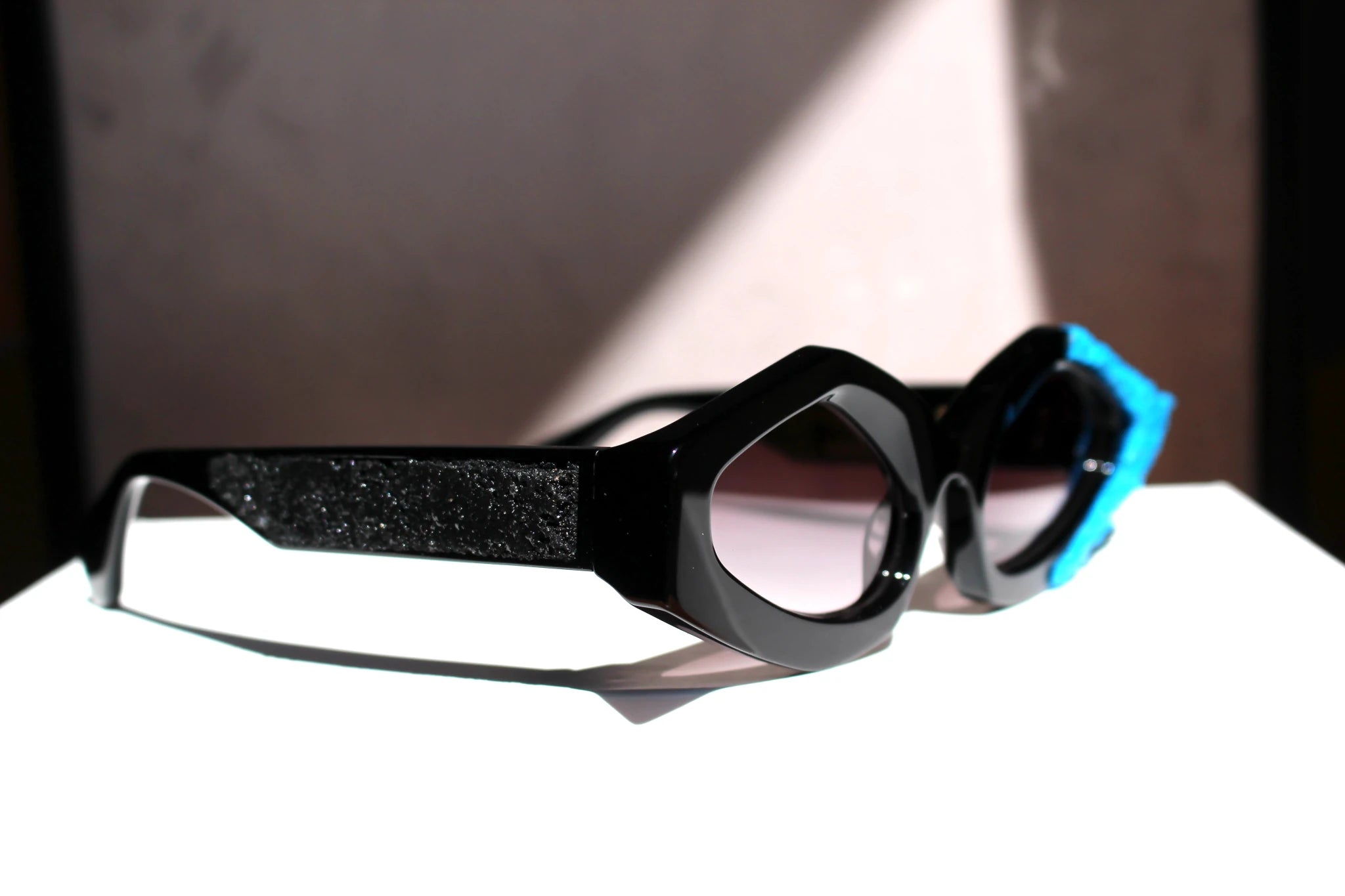 ART BLUE MATTER occhiale con installazione d'arte - CLARISSA OLIVERIO ART TO WEAR - CLARISSA OLIVERIO ART TO WEAR