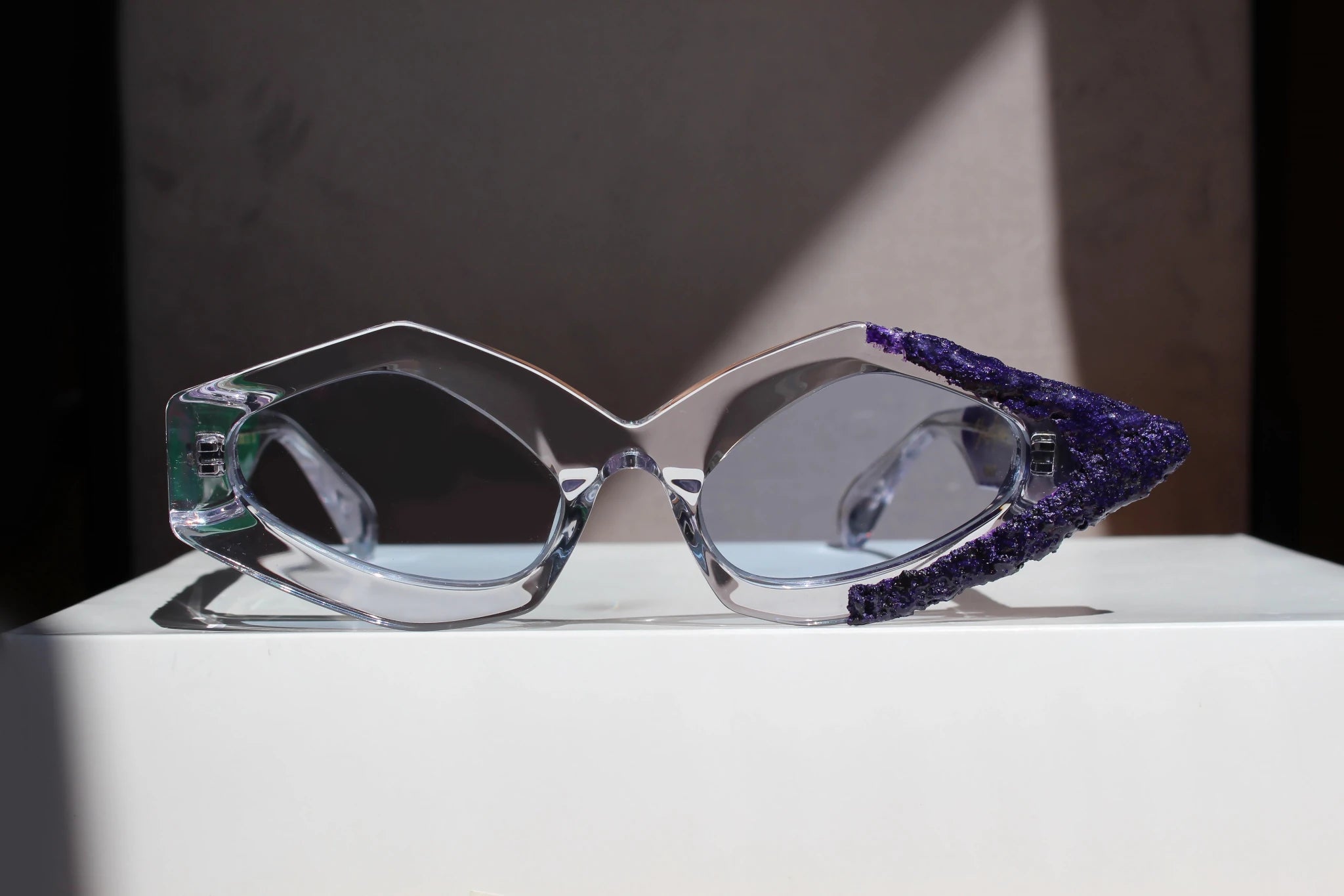 ART VIOLET GREEN MATTER occhiale con installazione d'arte - CLARISSA OLIVERIO ART TO WEAR - CLARISSA OLIVERIO ART TO WEAR
