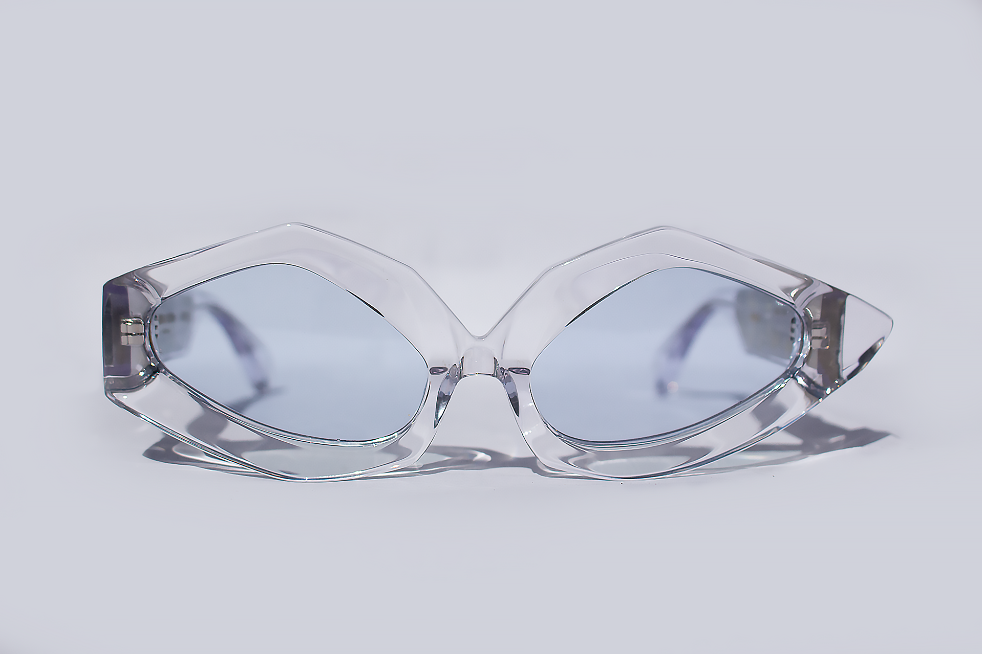 Occhiali da sole Maggio, elegante, asimmetrico statement in acetato cristallo trasparenti con inserto velluto fiorentino