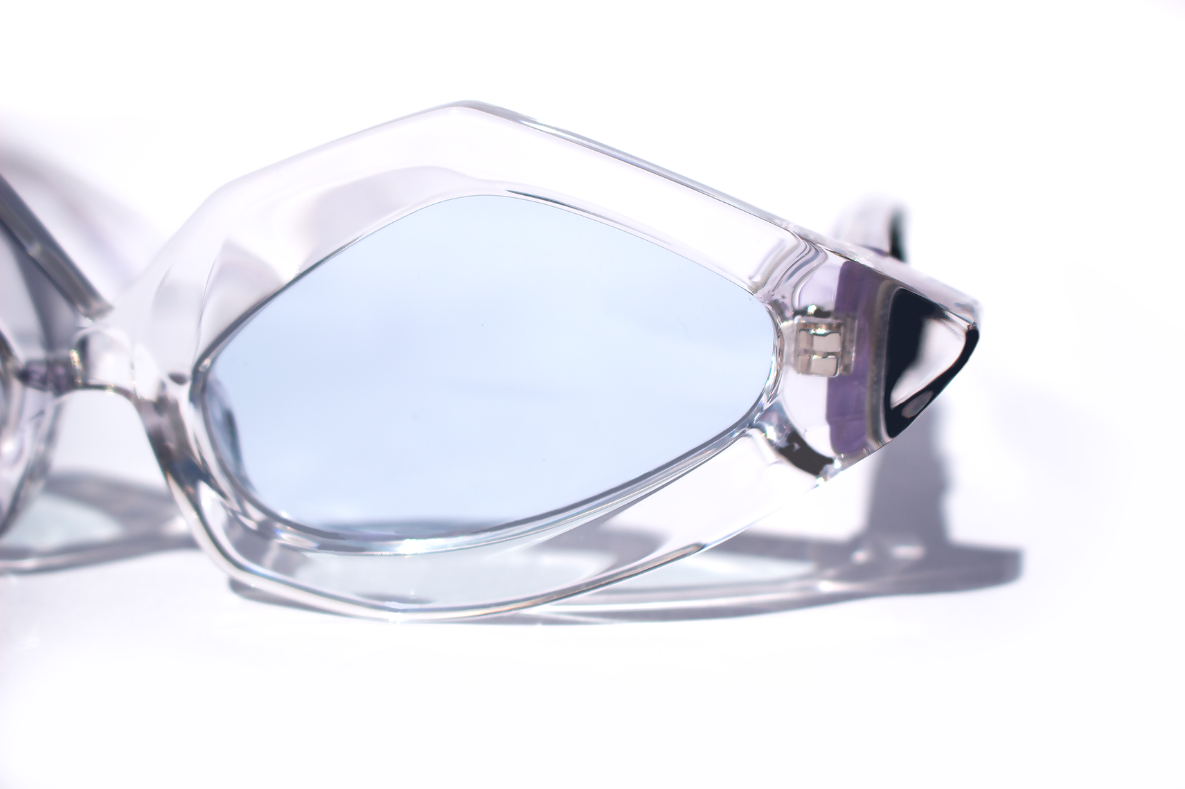 Dettaglio frontale asimmetria occhiali da sole Maggio, elegante, asimmetrico statement in acetato cristallo trasparenti con inserto velluto fiorentino