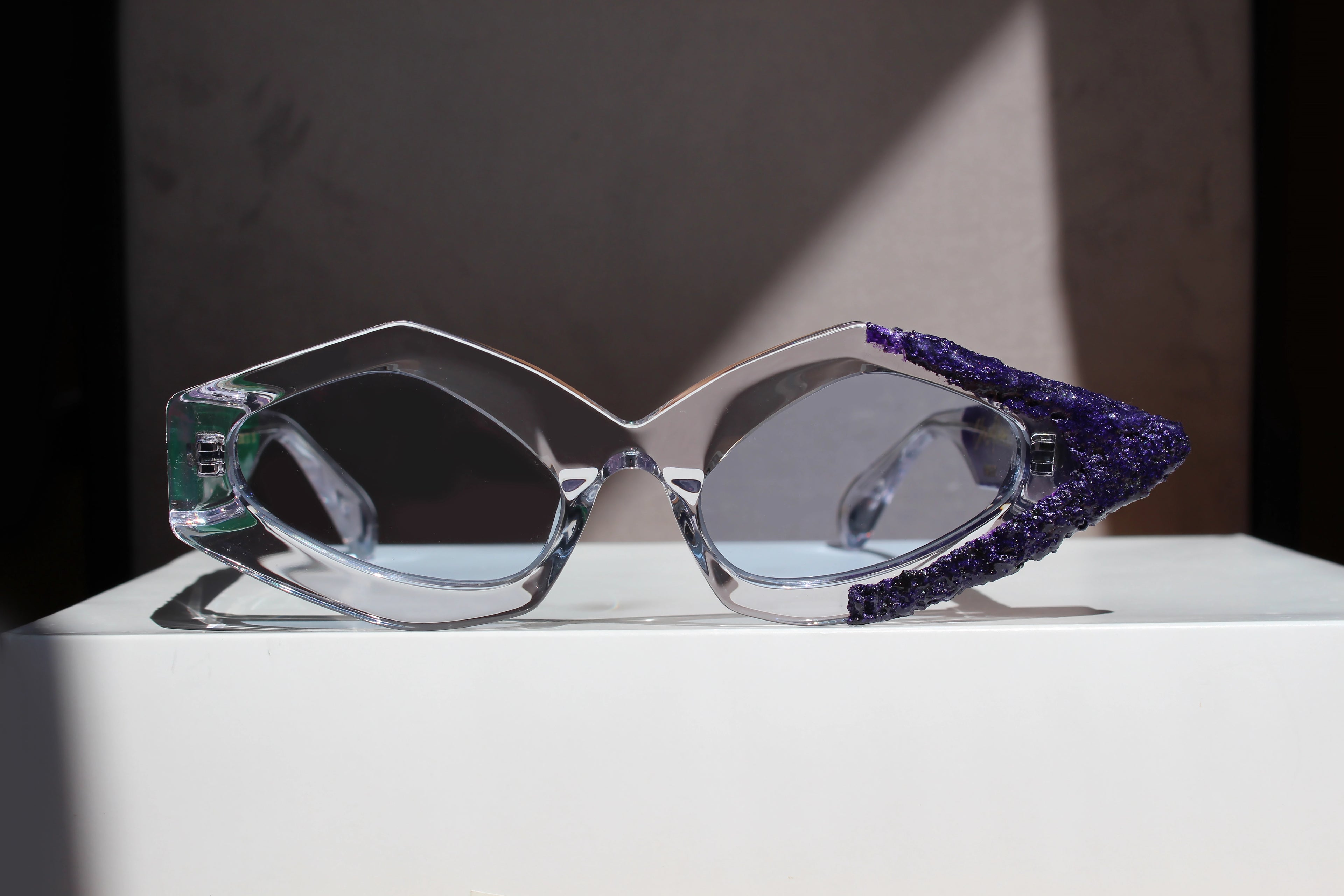 ART VIOLET GREEN MATTER occhiale con installazione d'arte - CLARISSA OLIVERIO ART TO WEAR