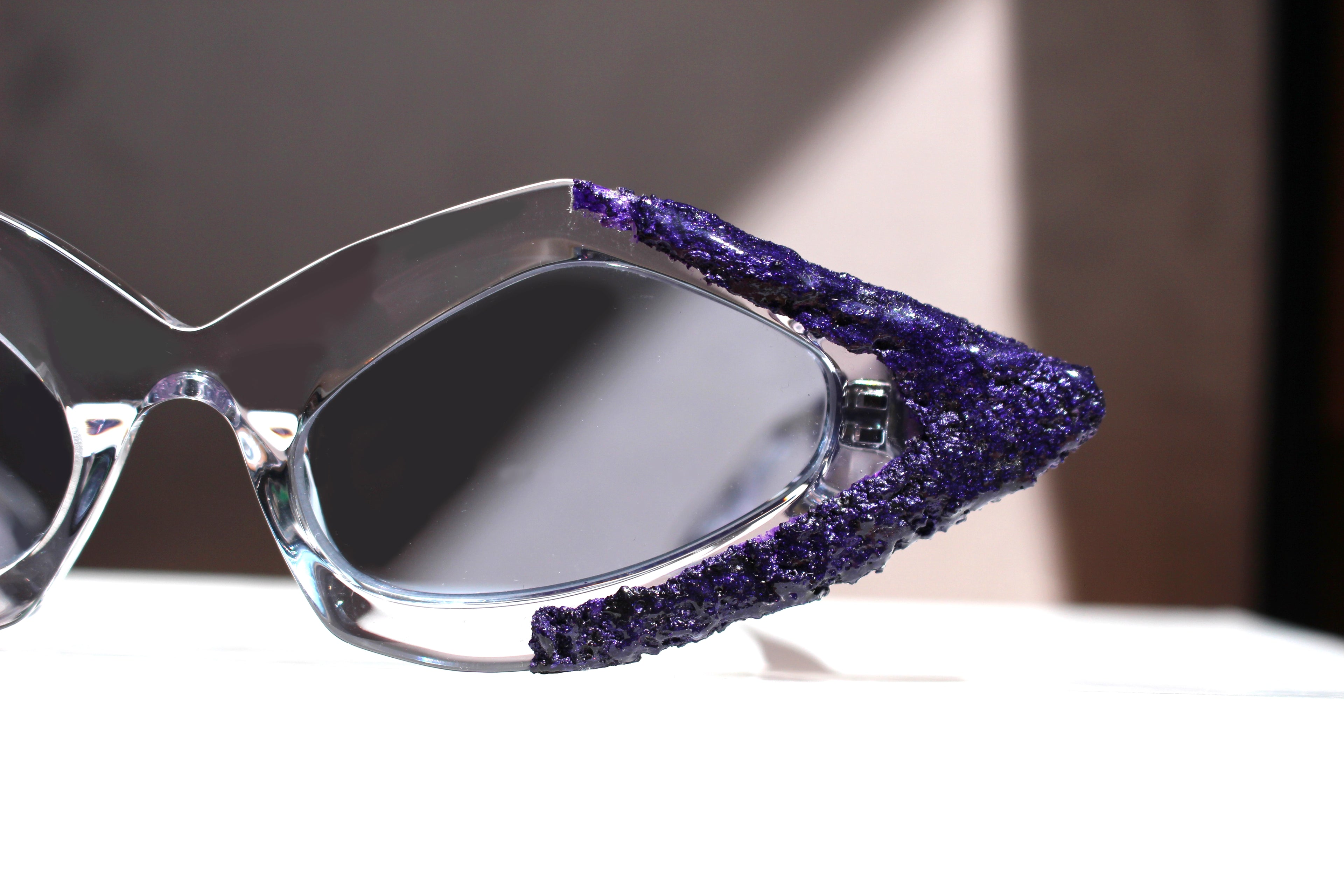 ART VIOLET GREEN MATTER occhiale con installazione d'arte - CLARISSA OLIVERIO ART TO WEAR