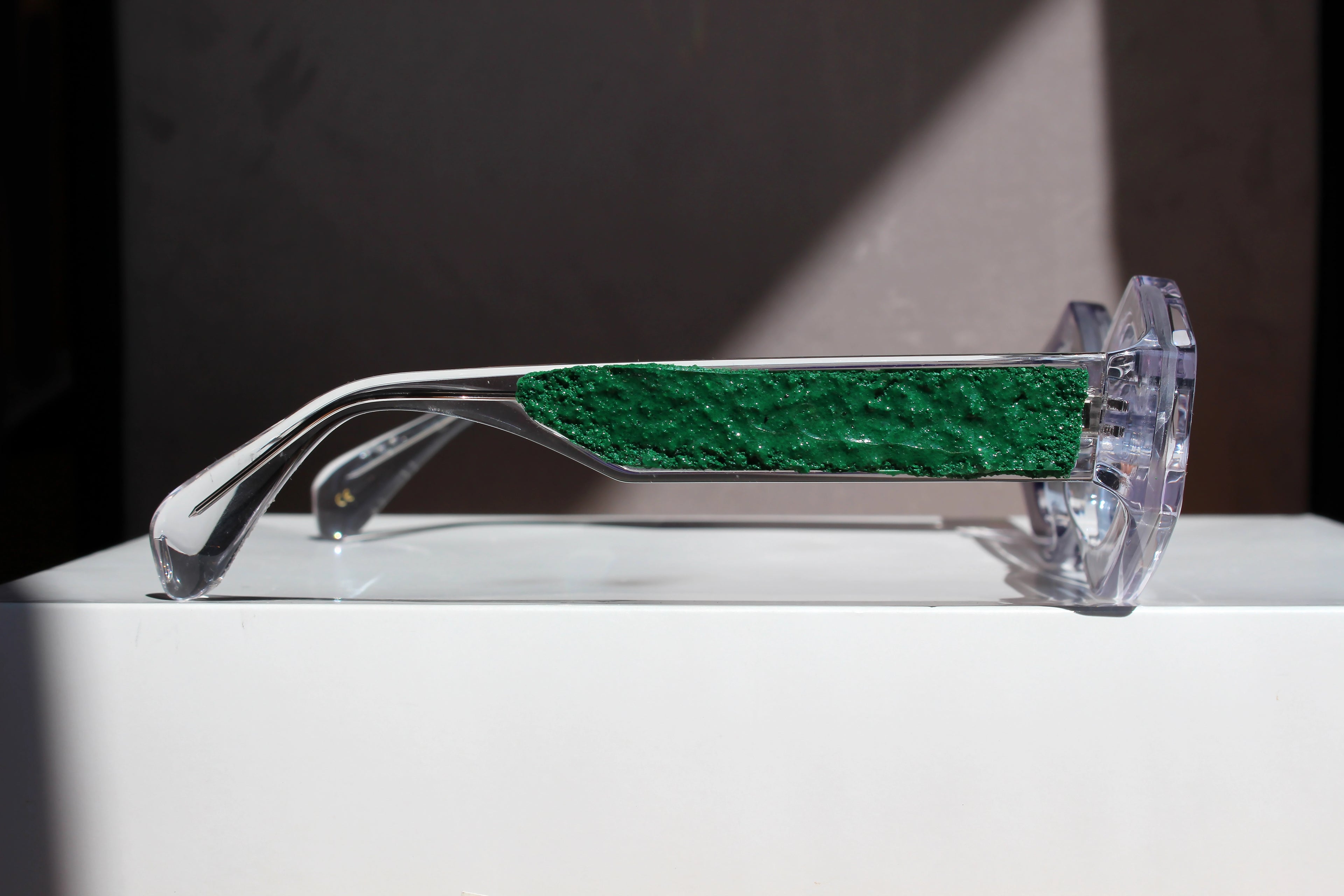 ART VIOLET GREEN MATTER occhiale con installazione d'arte - CLARISSA OLIVERIO ART TO WEAR