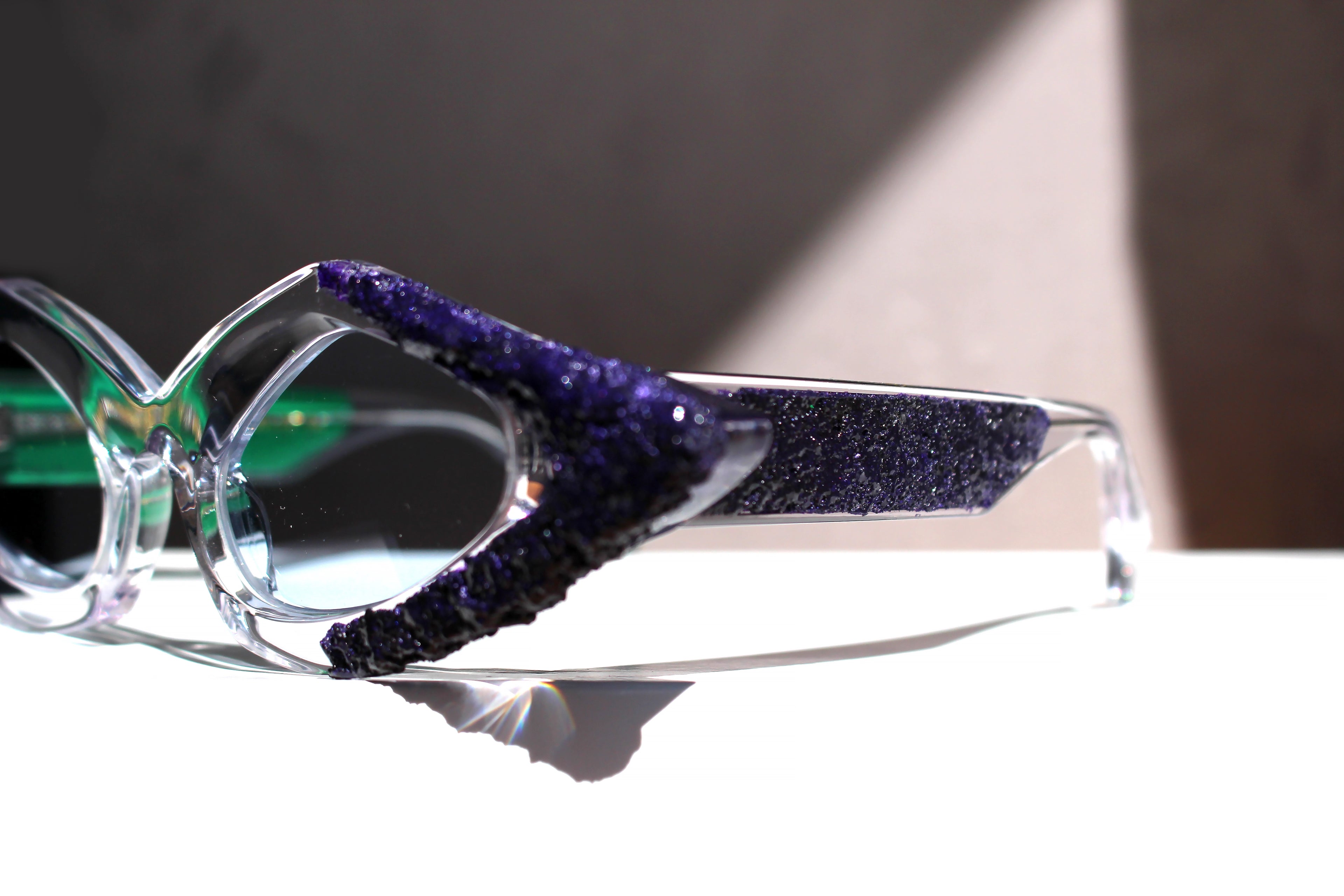 ART VIOLET GREEN MATTER occhiale con installazione d'arte - CLARISSA OLIVERIO ART TO WEAR