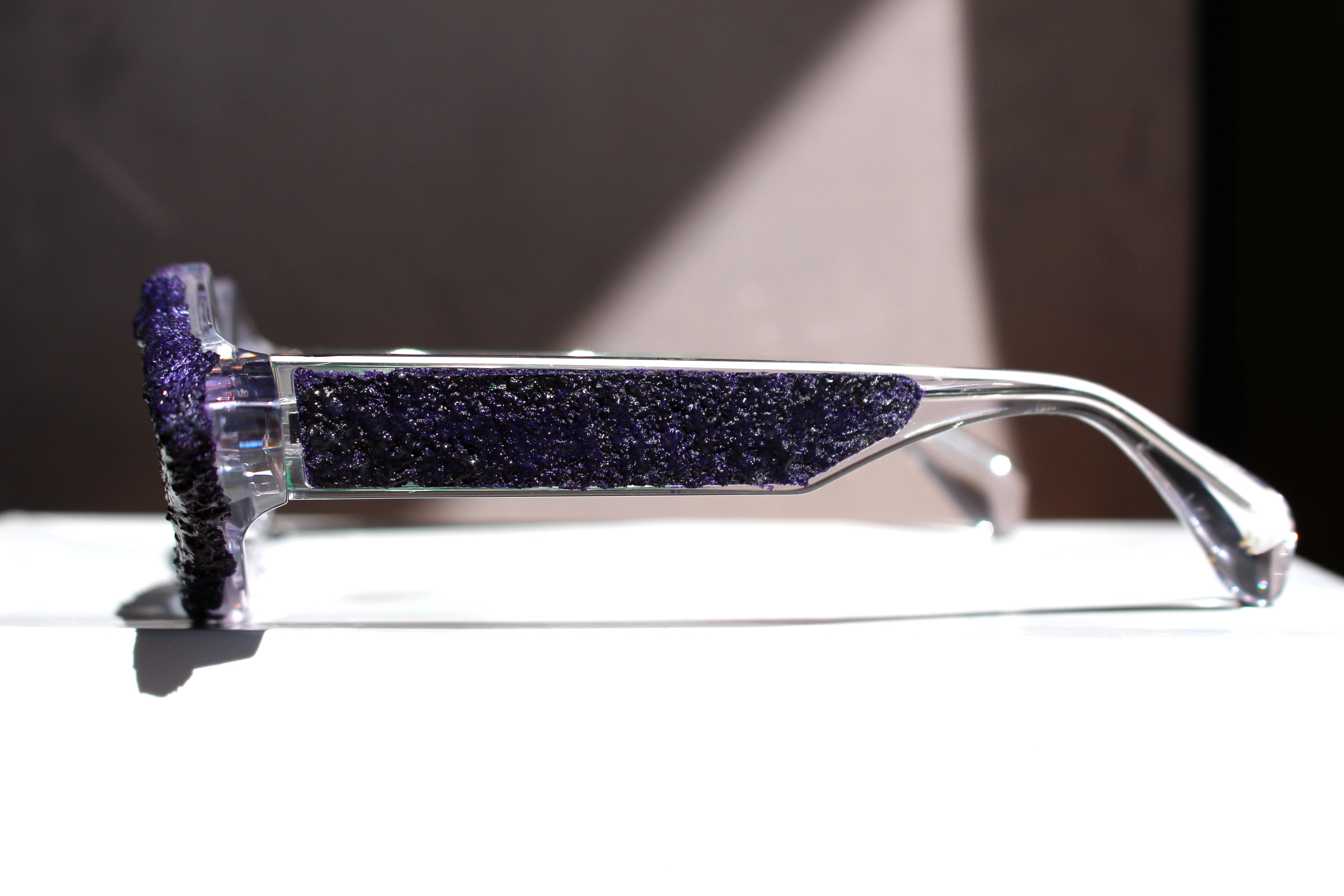 ART VIOLET GREEN MATTER occhiale con installazione d'arte - CLARISSA OLIVERIO ART TO WEAR
