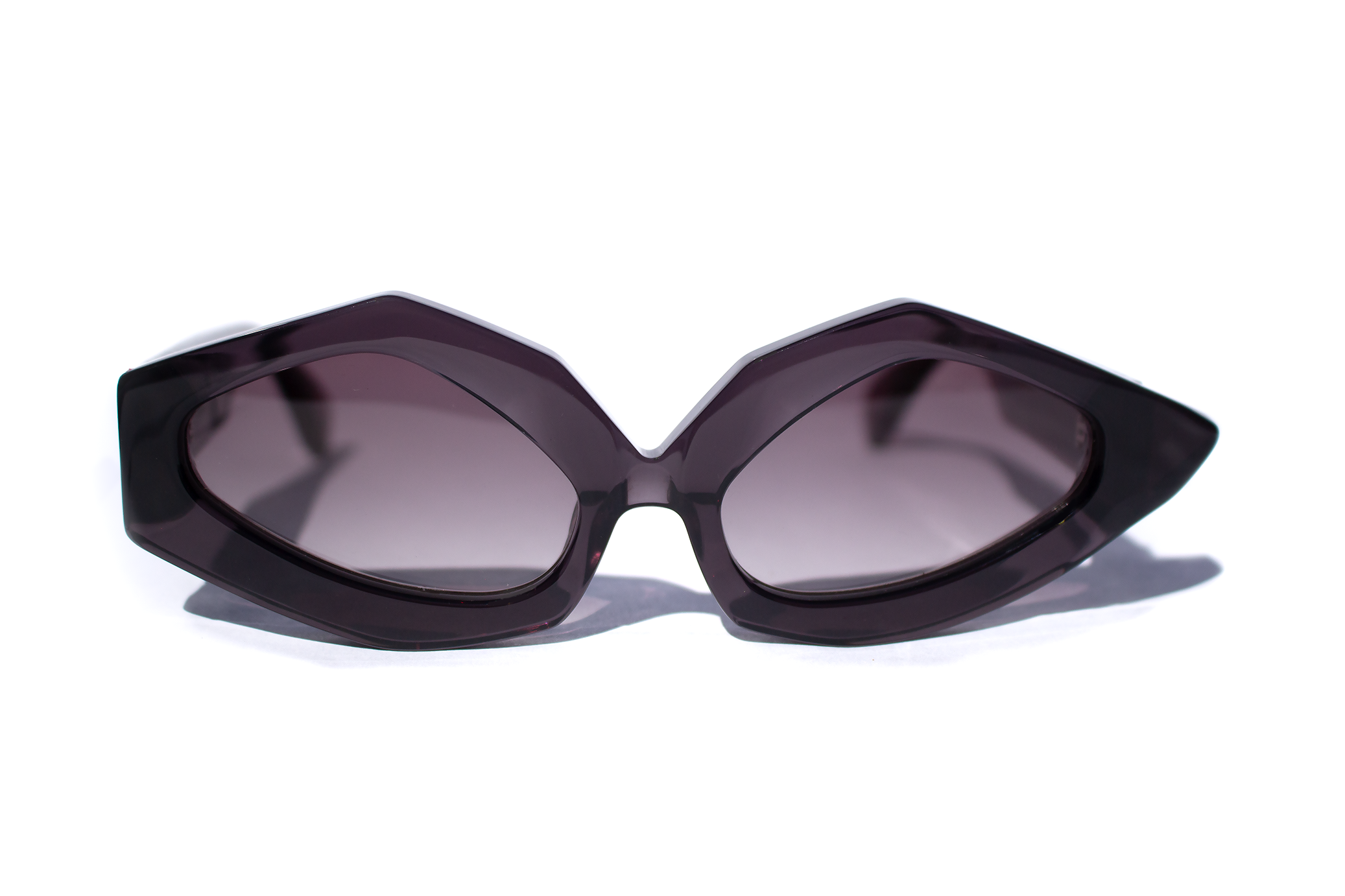 Occhiali da sole Maggio, elegante, asimmetrico statement in acetato grigio con inserto velluto fiorentino