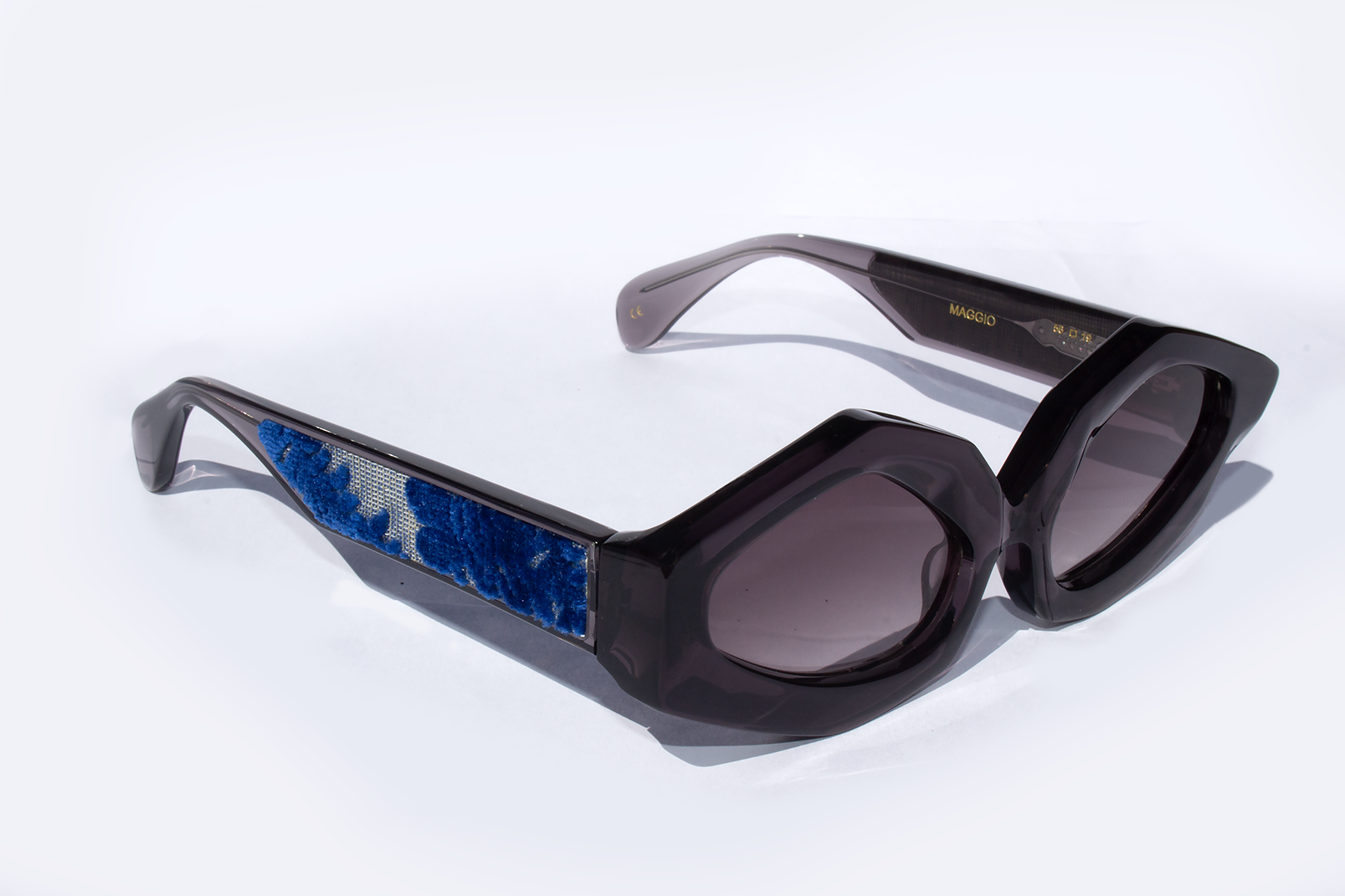 Occhiali da sole Maggio, elegante, asimmetrico statement in acetato grigio con inserto velluto fiorentino vista laterale