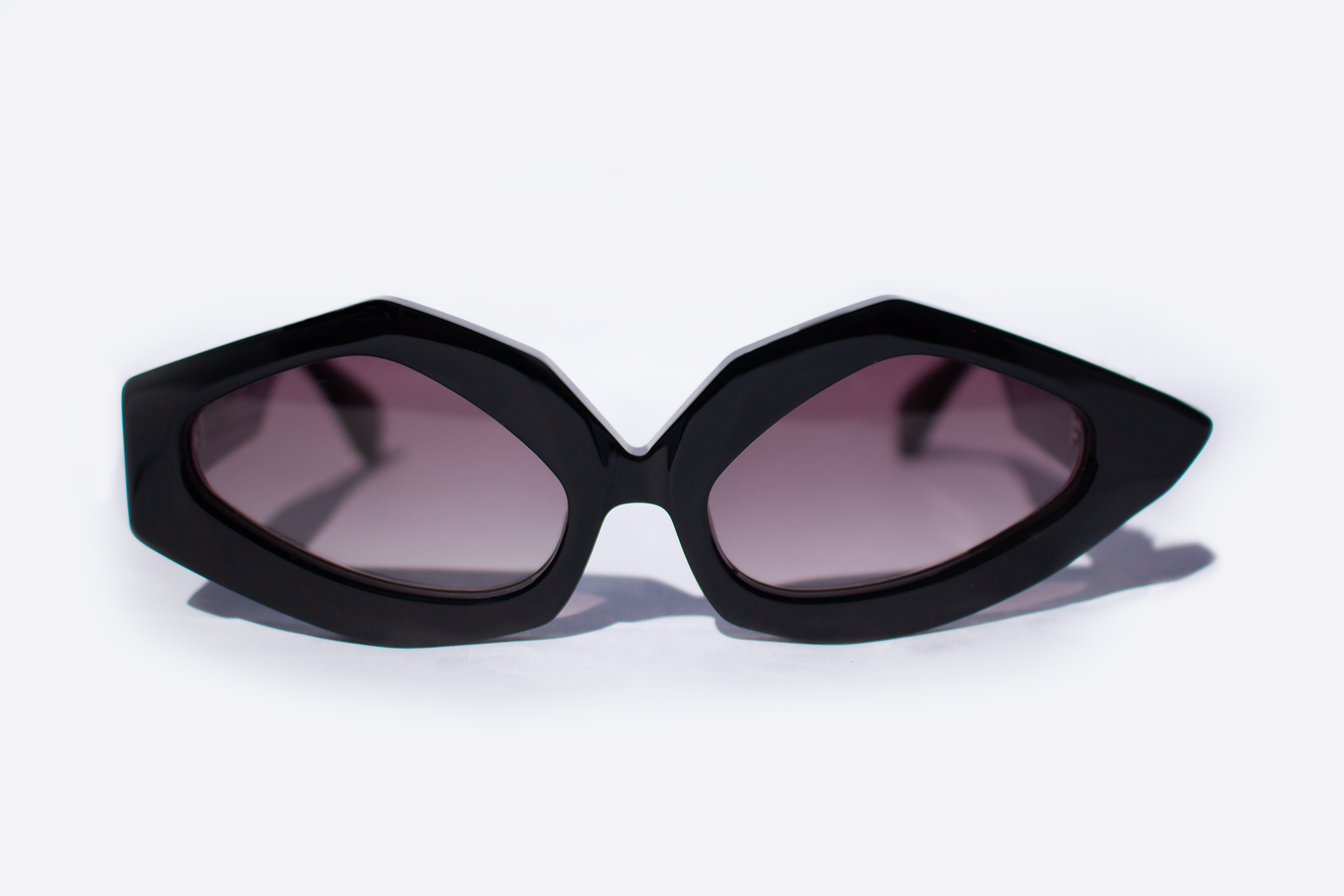 Occhiali da sole Maggio, elegante, asimmetrico statement in acetato nero con inserto velluto fiorentino, vista frontale