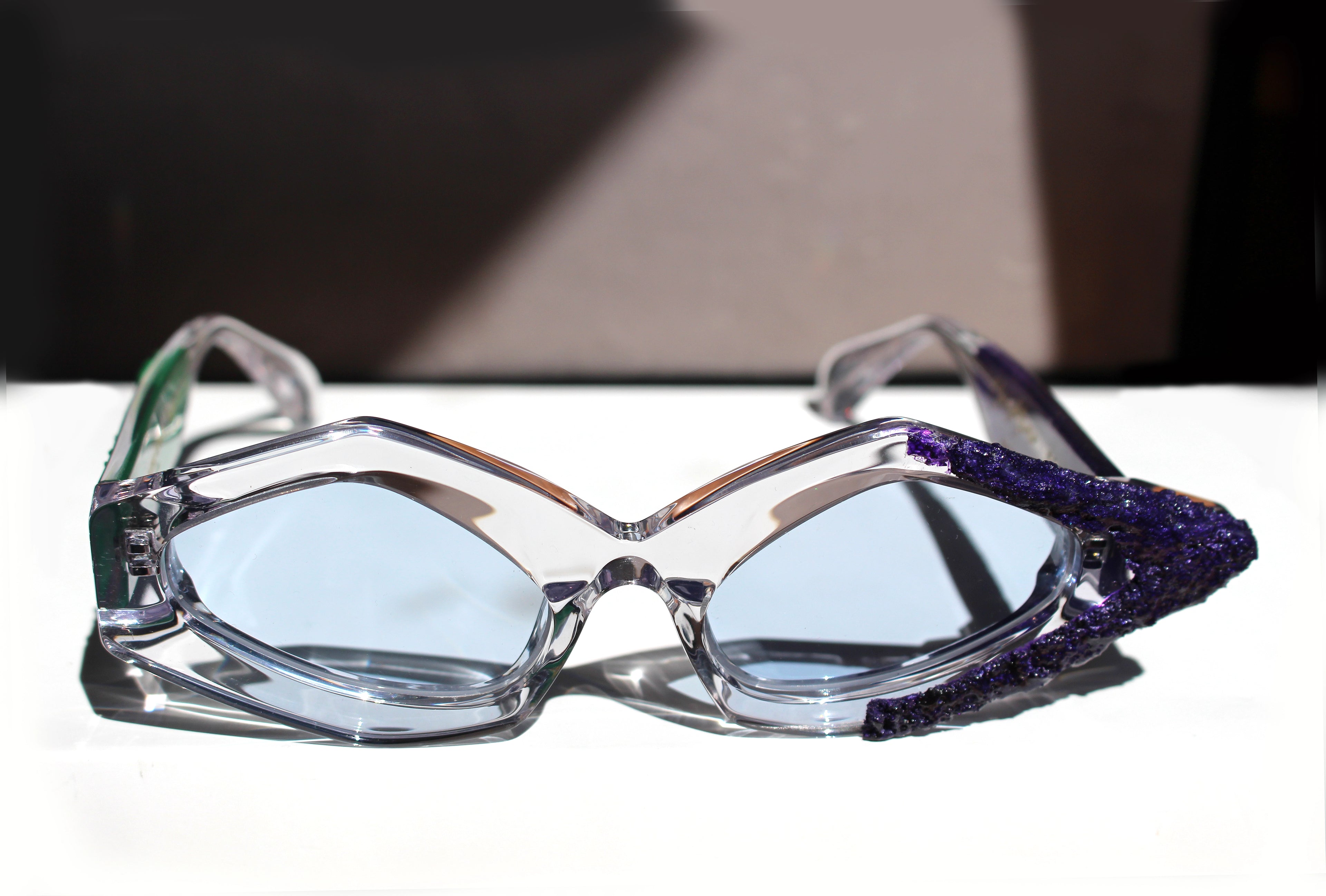ART VIOLET GREEN MATTER occhiale con installazione d'arte - CLARISSA OLIVERIO ART TO WEAR