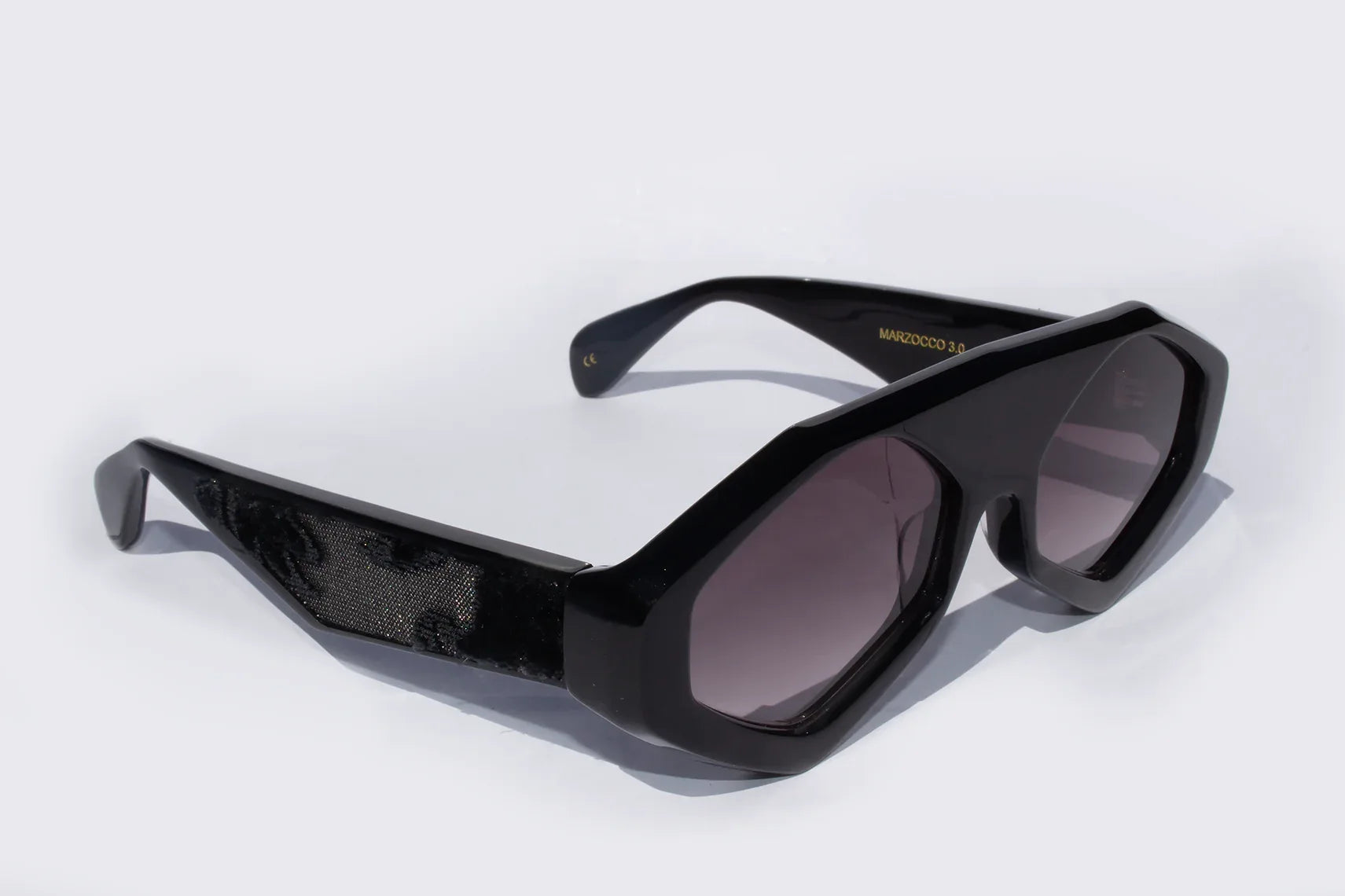 Dettaglio montatura Marzocco 3.0 nero velluto fiorentino lavorazione artigianale acetato italiano premium