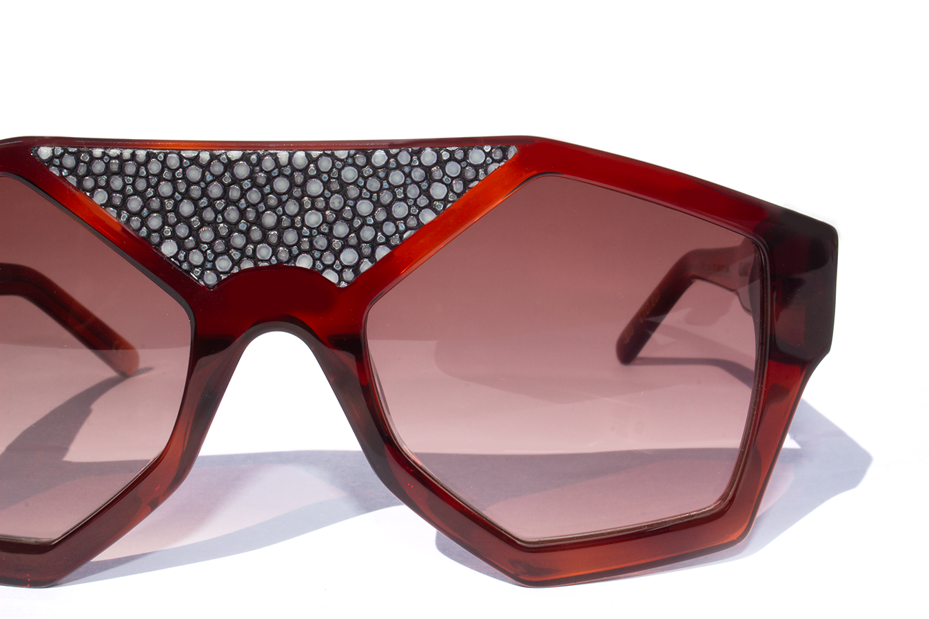 Dettaglio frontale occhiali da sole Marzocco in acetato premium  avana con artigianali design italiano inserto galuchat nera