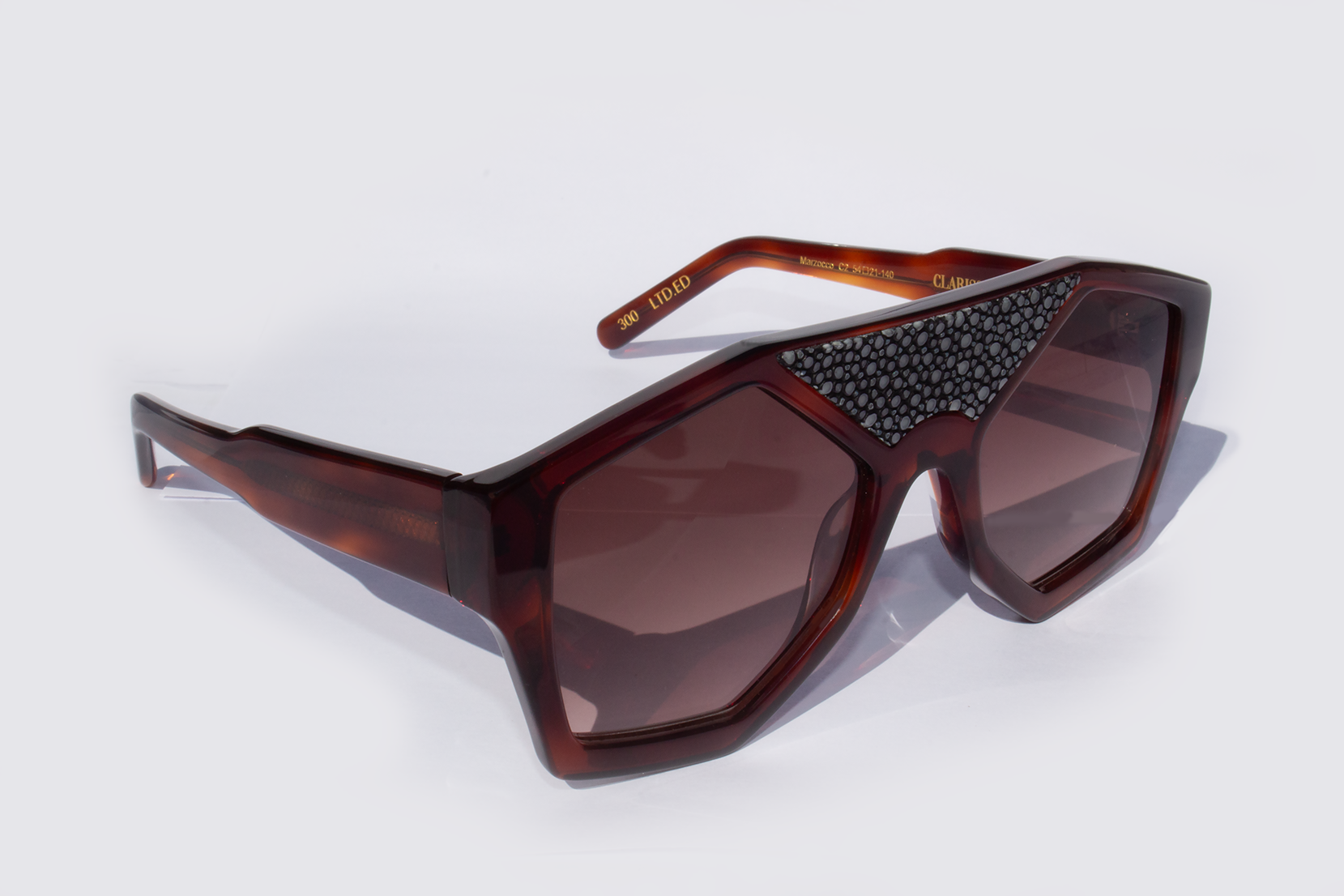 Dettaglio laterale occhiali da sole Marzocco in acetato premium  avana con artigianali design italiano inserto galuchat nera