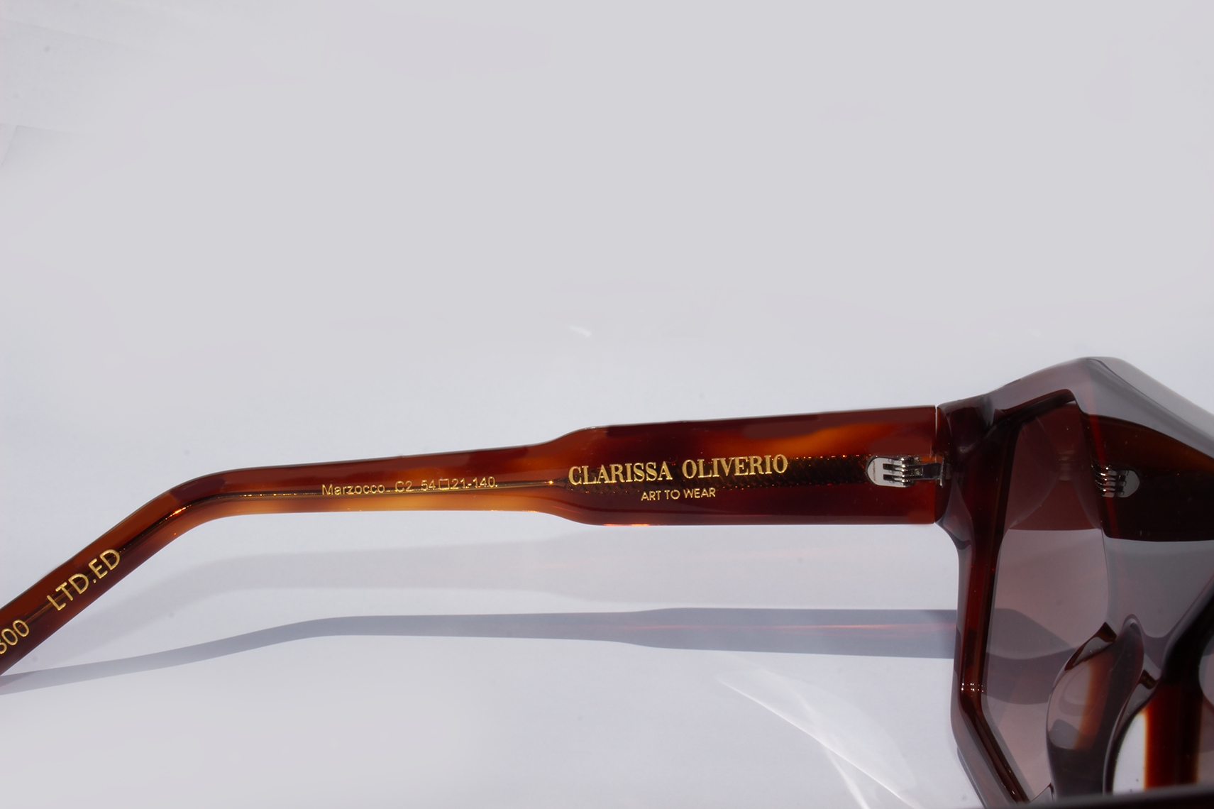 Dettaglio asta laterale occhiali da sole Marzocco in acetato premium  avana con artigianali design italiano inserto galuchat nera