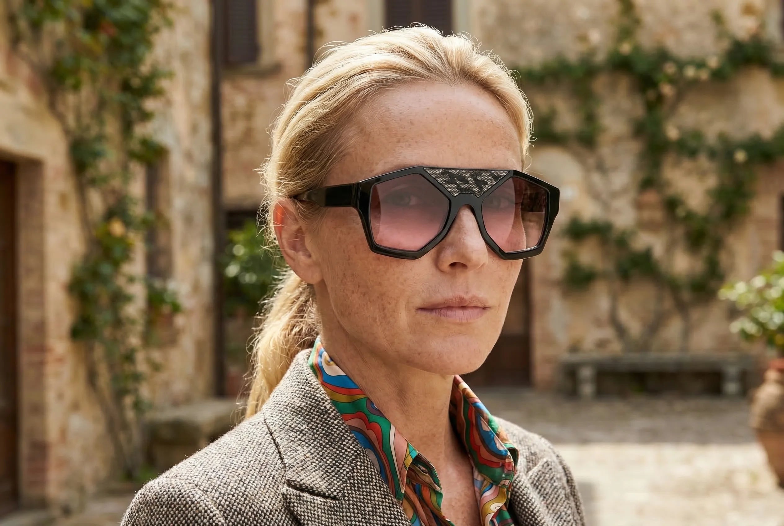 Occhiali da sole Ray Charles in acetato cristallo trasparenti artigianale italiano, montatura avvolgente elegante design contemporaneo indossati da modella