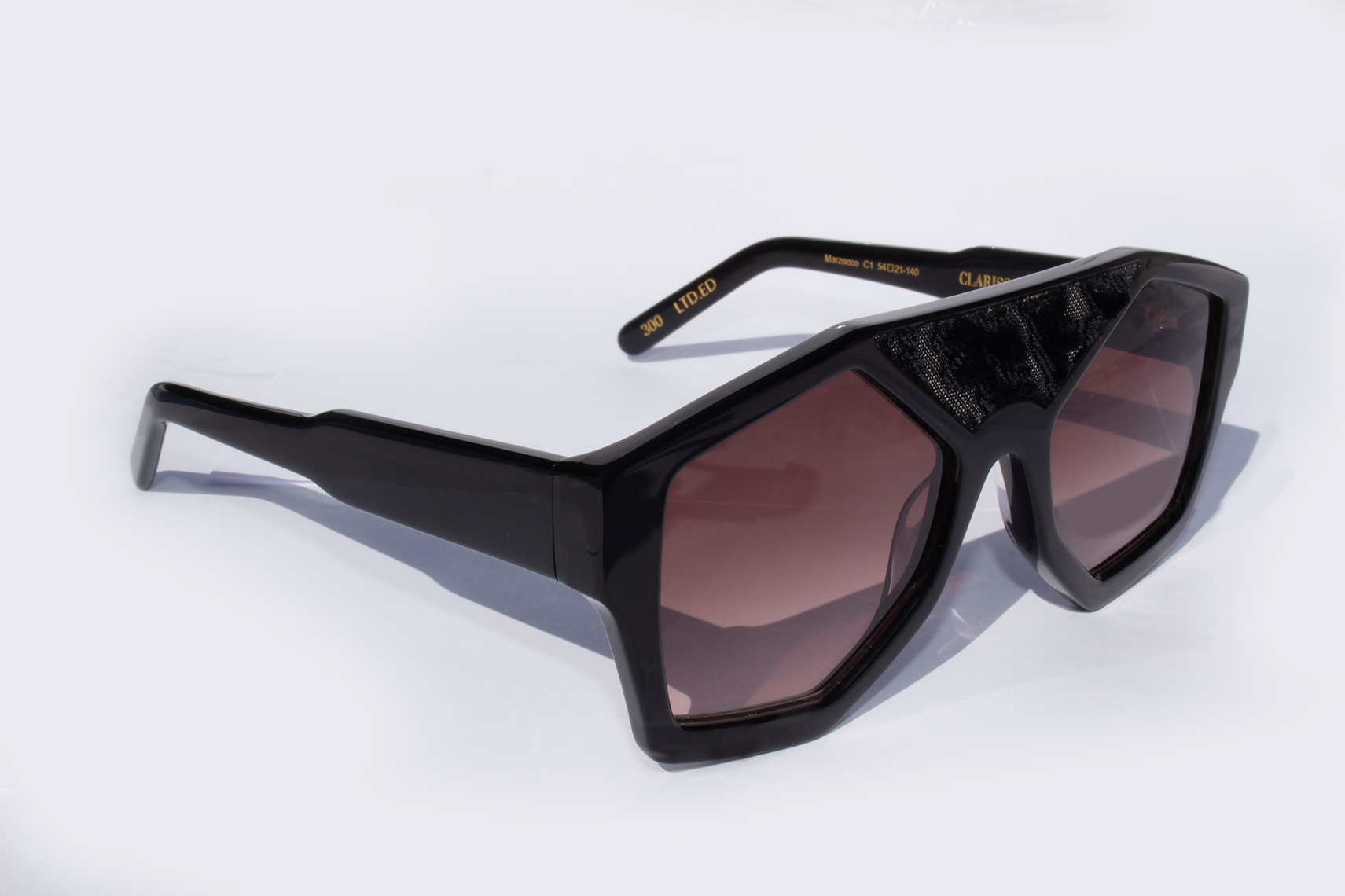 Occhiali da sole Marzocco in acetato premium nero con lenti nere - artigianali vista laterale design italiano inserto velluto fiorentino