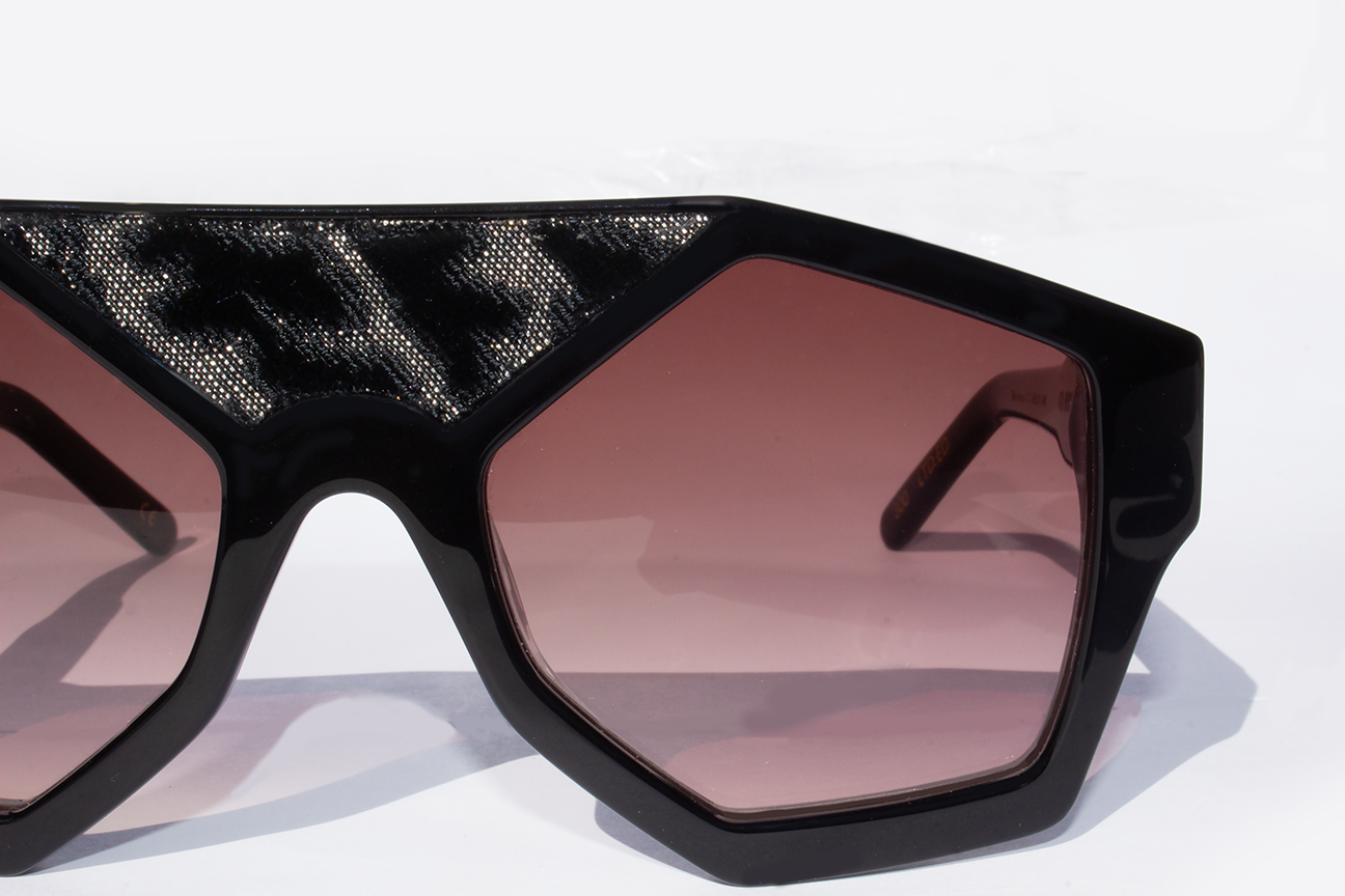 Dettaglio frontale occhiali da sole Marzocco in acetato premium nero con lenti nere - artigianali design italiano inserto velluto fiorentino