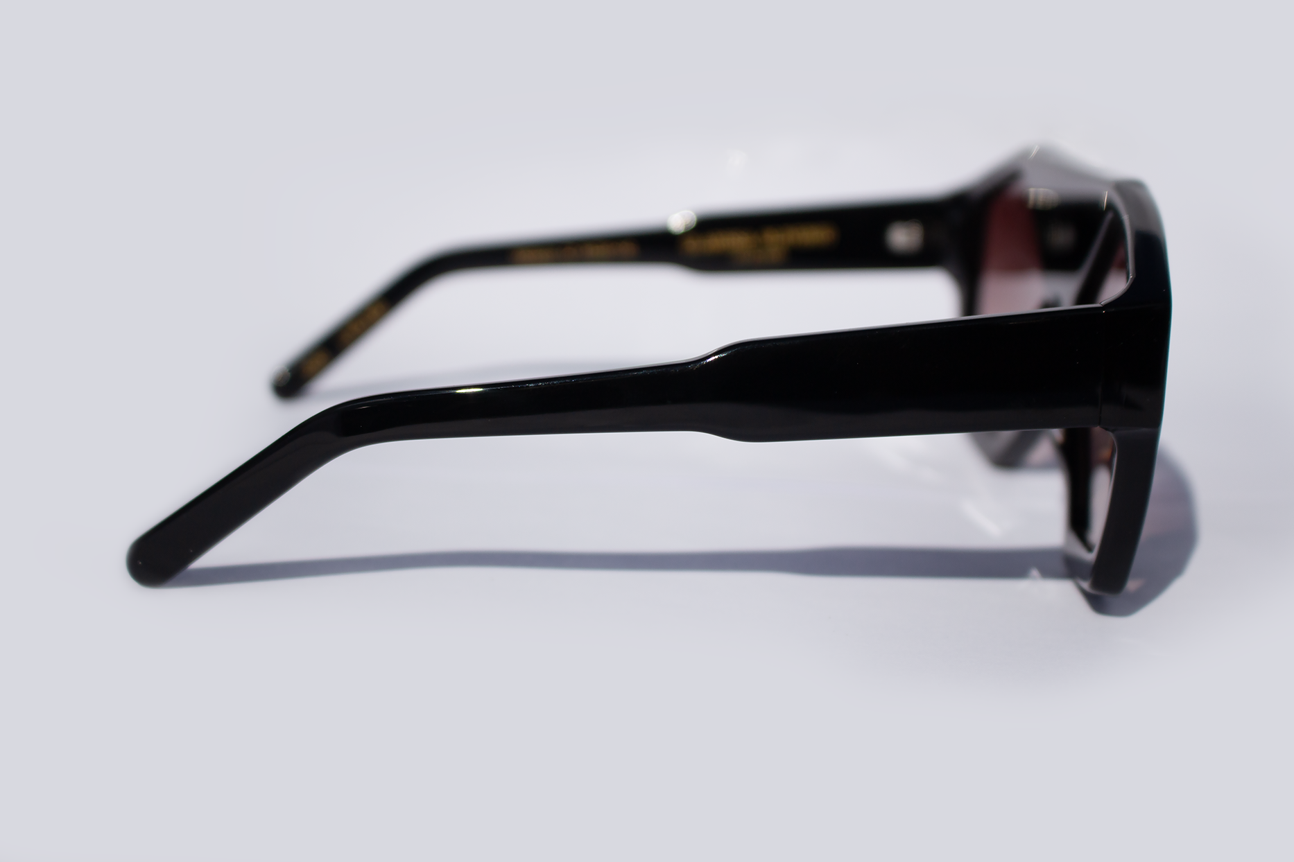 Dettaglio asta laterale occhiali da sole Marzocco in acetato premium nero con lenti nere - artigianali design italiano inserto velluto fiorentino