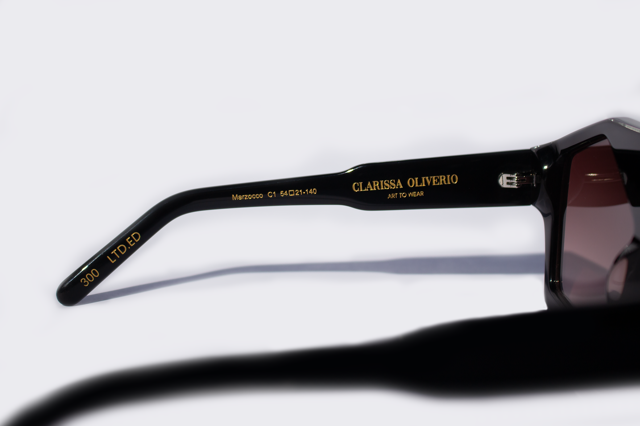 Dettaglio asta occhiali da sole Marzocco in acetato premium nero con lenti nere - artigianali design italiano inserto velluto fiorentino