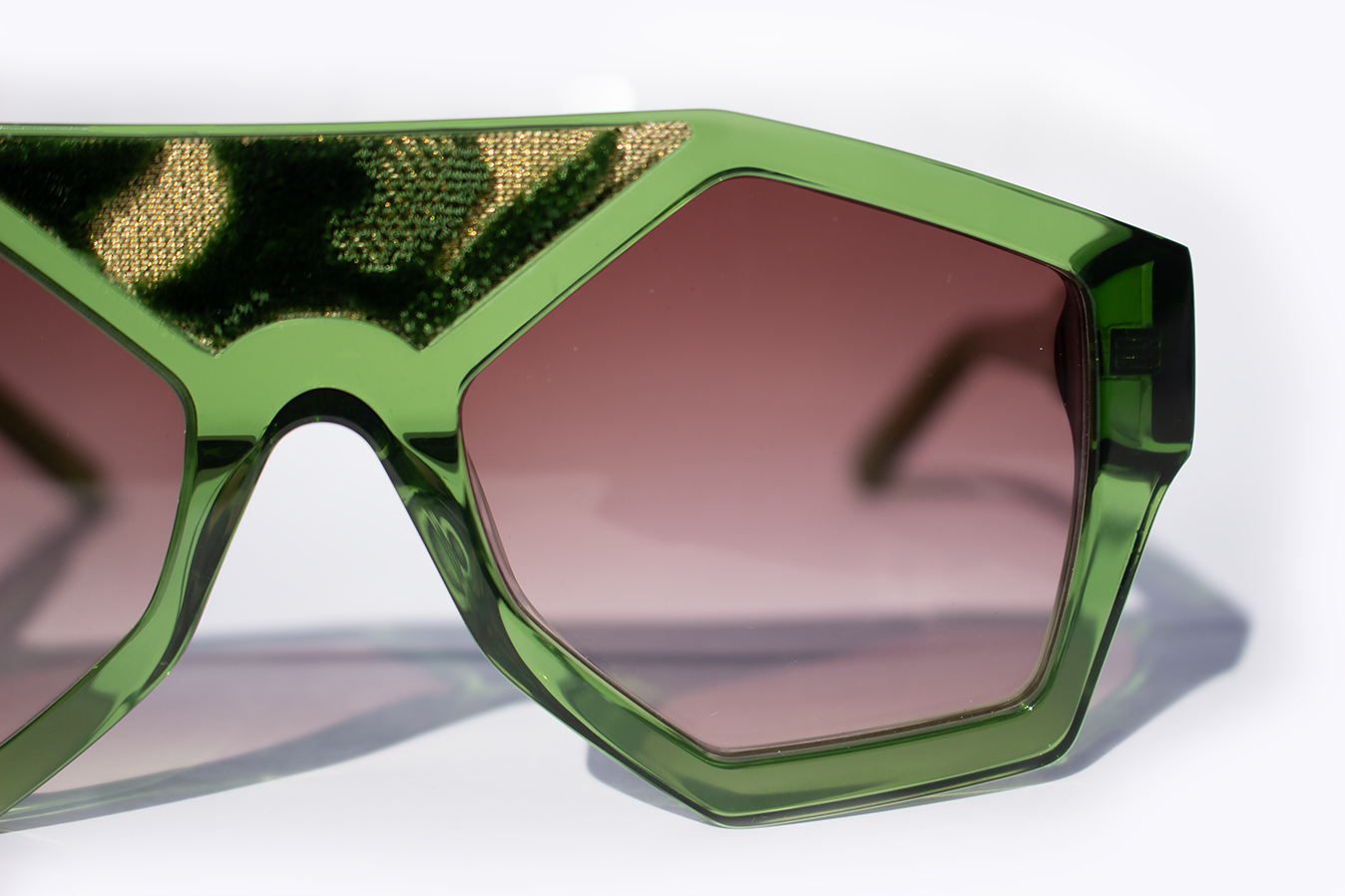 Dettaglio frontale occhiali da sole Marzocco in acetato premium verde - artigianali design italiano inserto velluto fiorentino