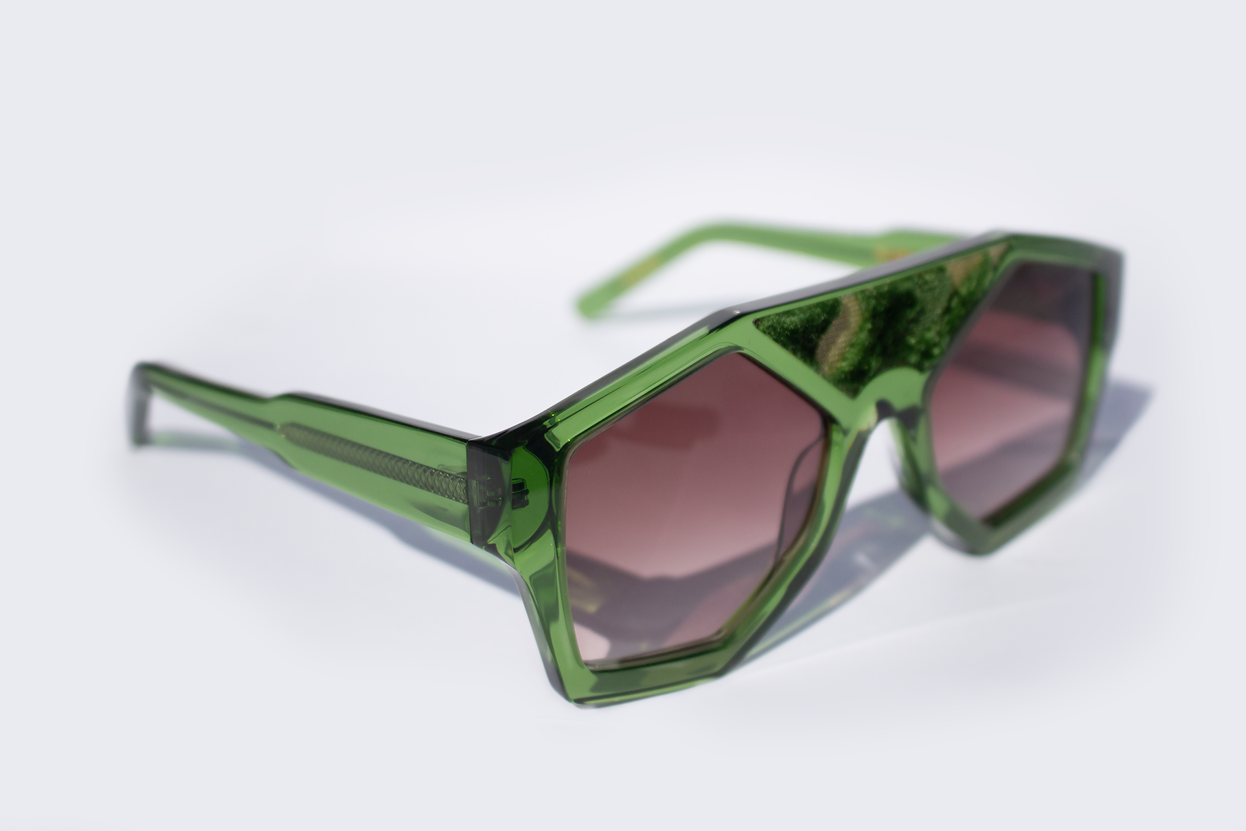 Vista laterale occhiali da sole Marzocco in acetato premium verde - artigianali design italiano inserto velluto fiorentino