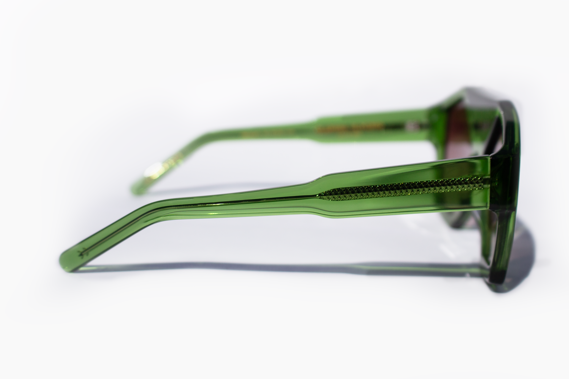 Dettaglio asta laterale occhiali da sole Marzocco in acetato premium verde - artigianali design italiano inserto velluto fiorentino