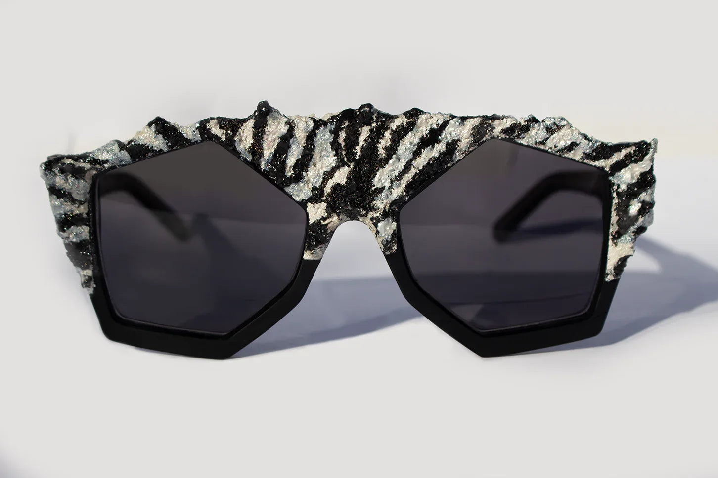 Occhiali da sole Art Wild Zebra fatto a mano pattern zebrato artigianale, opera d'arte indossabile