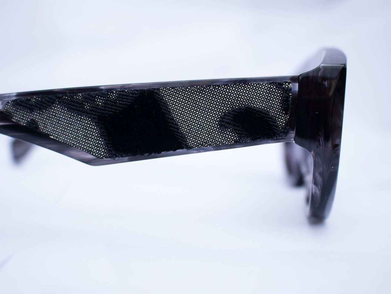 Vista laterale asta occhiali da sole Michelangelo in acetato grigio oversize aviatore con lenti specchiate inserti velluto fiorentino