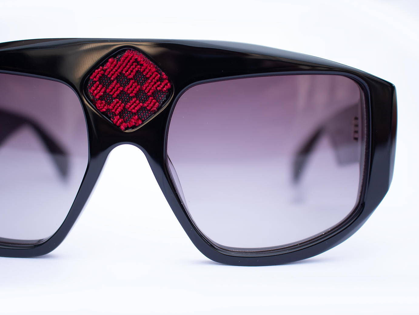 Dettaglio frontale occhiali da sole Michelangelo in acetato nero oversize aviatore con inserti velluto fiorentino