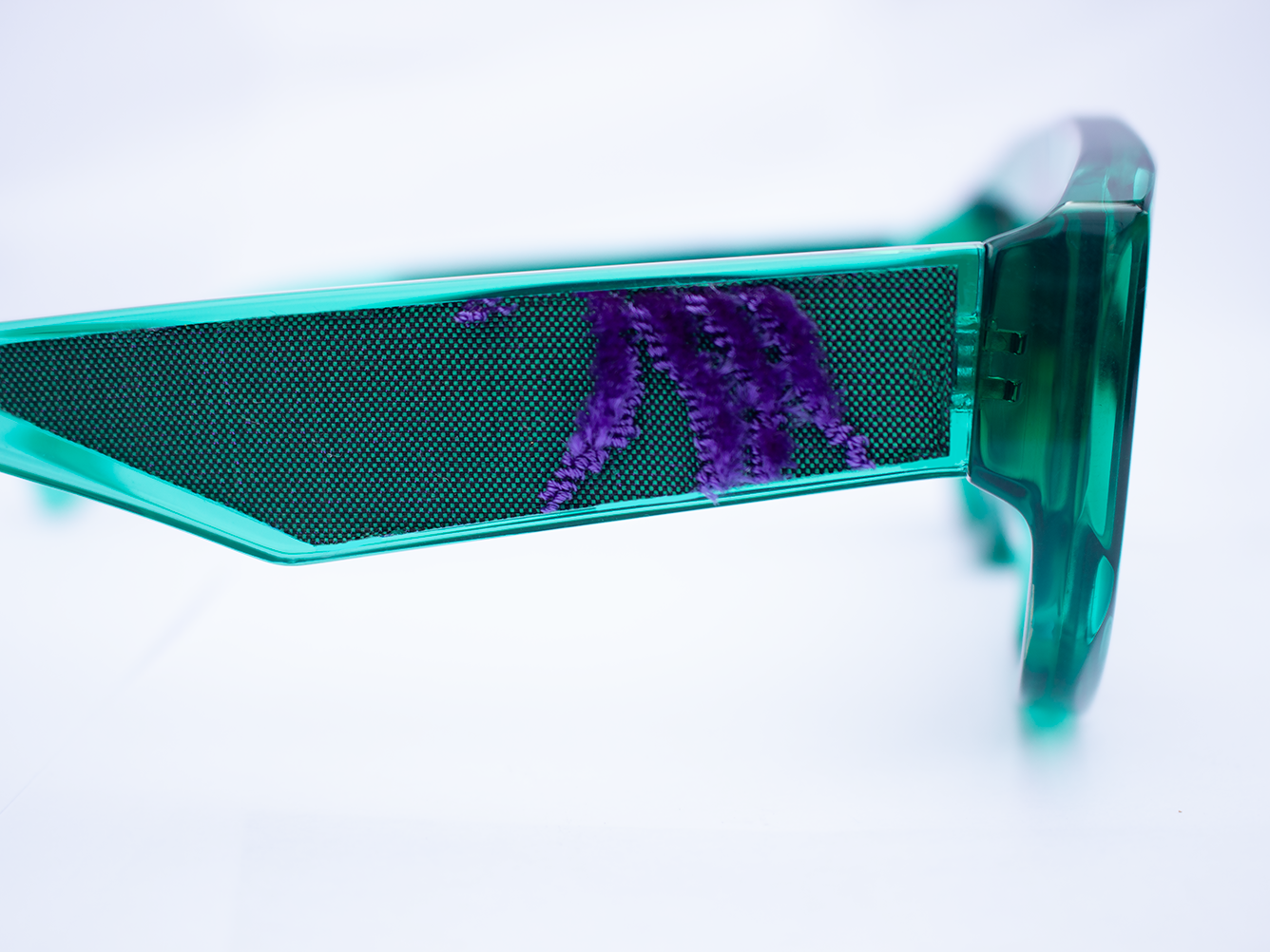 Dettaglio asta laterale occhiali da sole Michelangelo in acetato verde acqua oversize aviatore con inserti velluto fiorentino