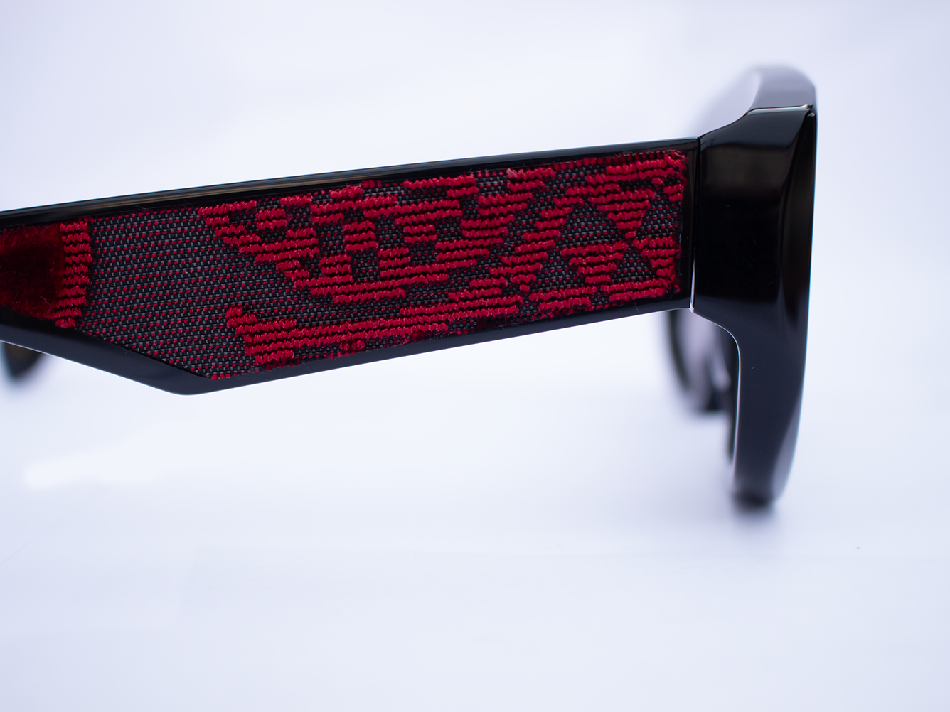Dettaglio asta laterale occhiali da sole Michelangelo in acetato nero oversize aviatore con inserti velluto fiorentino