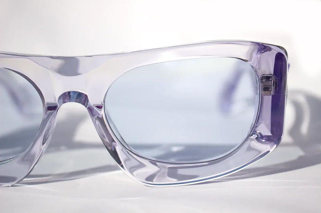 Dettaglio frontale occhiali da sole Ray Charles in acetato cristallo trasparente artigianale italiano, montatura avvolgente elegante design contemporaneo