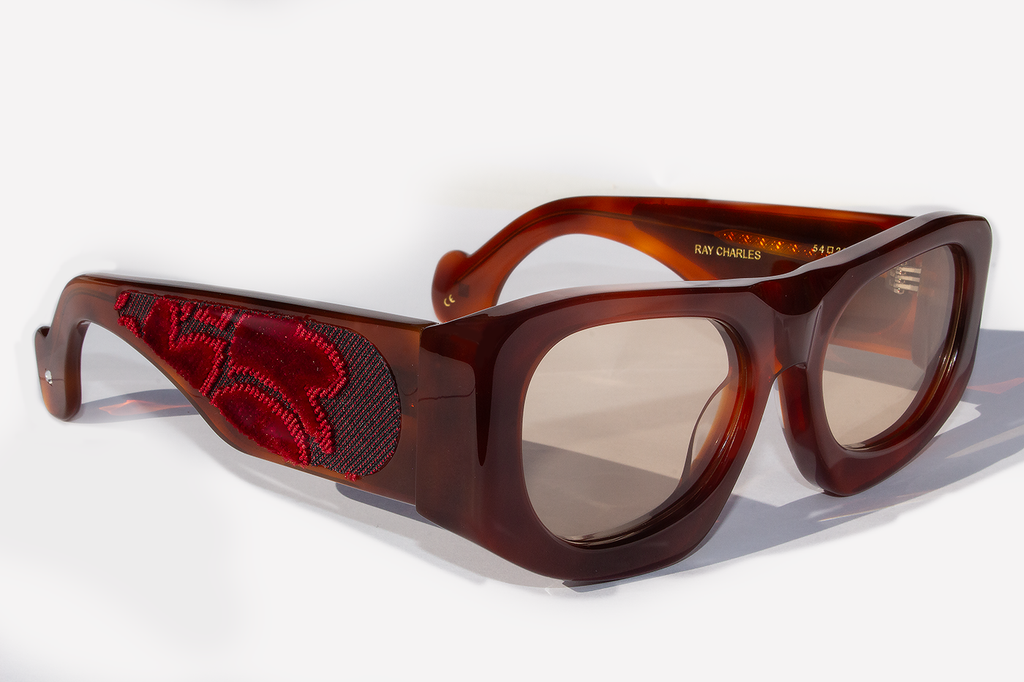 Dettaglio asta laterale occhiali da sole Ray Charles in acetato marrone artigianale italiano, inserto velluto fiorentino montatura avvolgente elegante design contemporaneo