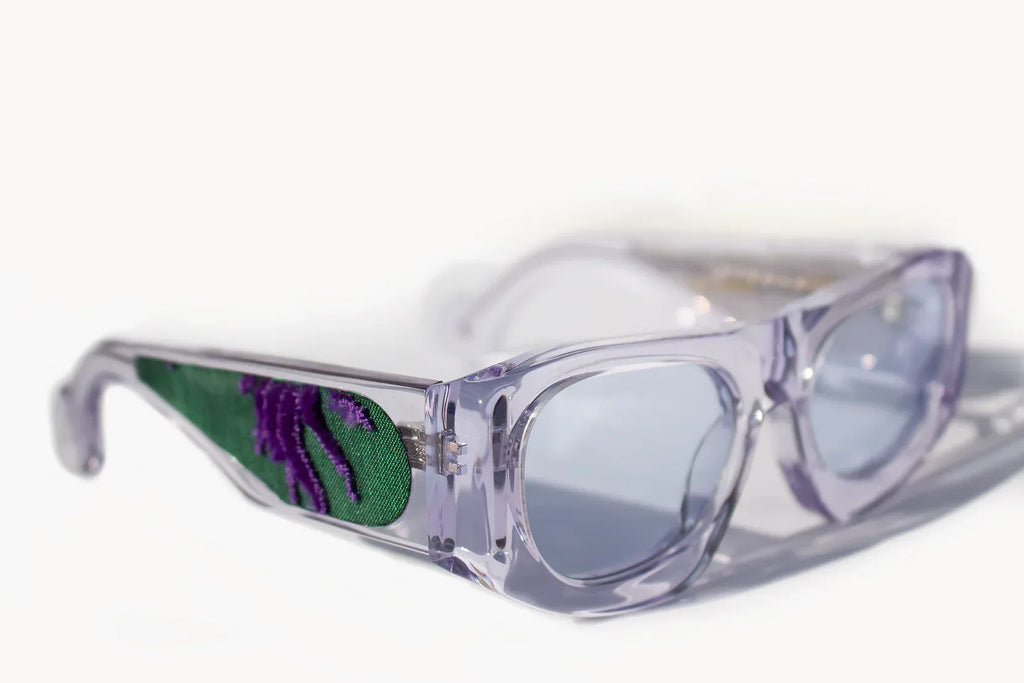 Dettaglio laterale occhiali da sole Ray Charles in acetato cristallo trasparente artigianale italiano, inserto velluto fiorentino montatura avvolgente elegante design contemporaneo