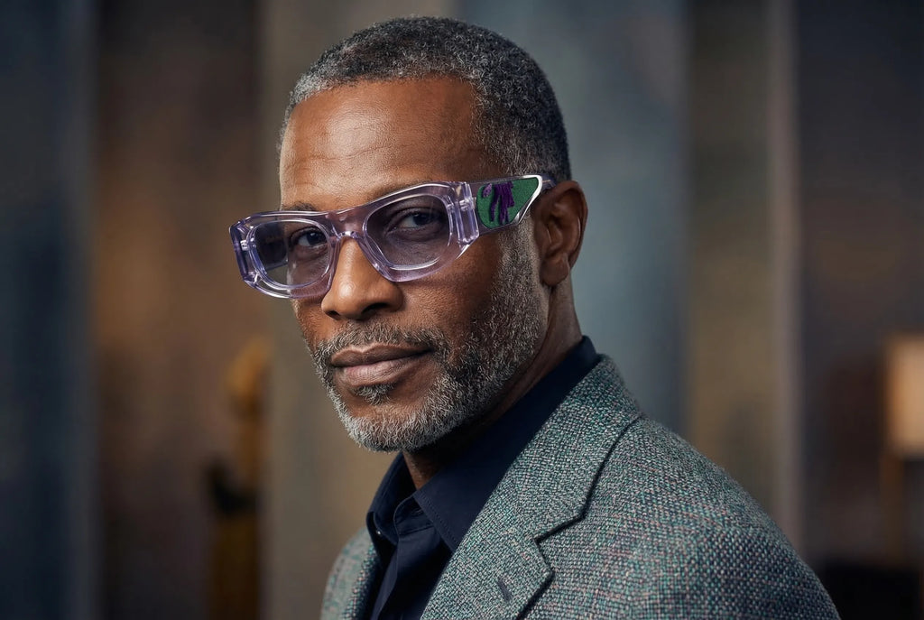 Occhiali da sole Ray Charles in acetato cristallo trasparenti artigianale italiano, montatura avvolgente elegante design contemporaneo, indossati uomo di colore