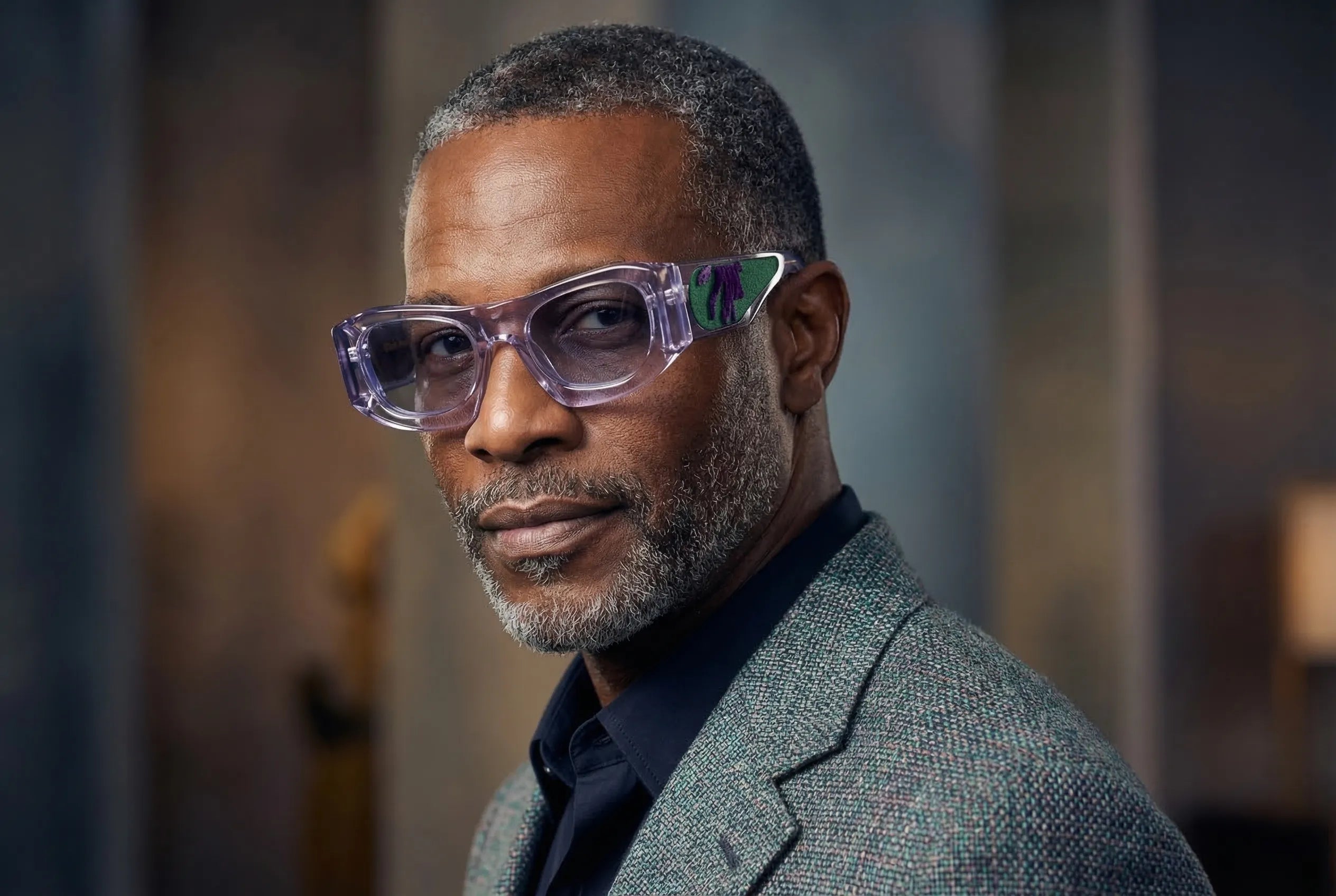 Occhiali da sole Ray Charles in acetato cristallo trasparenti artigianale italiano, montatura avvolgente elegante design contemporaneo, indossati uomo di colore