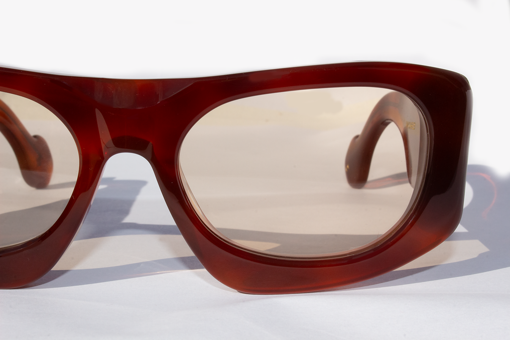 Dettaglio frontale occhiali da sole Ray Charles in acetato marrone artigianale italiano, inserto velluto fiorentino montatura avvolgente elegante design contemporaneo