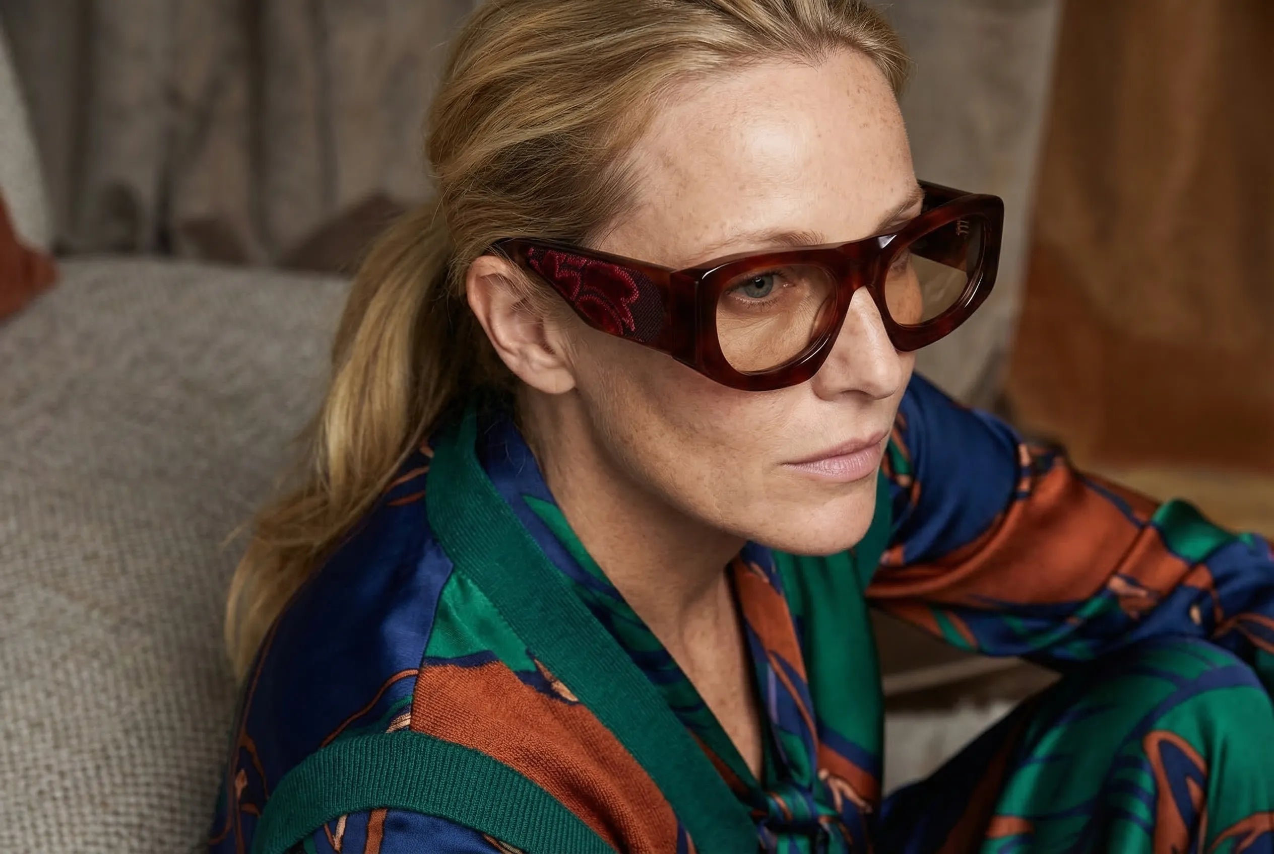 Occhiali da sole Ray Charles in acetato marrone artigianale italiano, montatura avvolgente elegante design contemporaneo