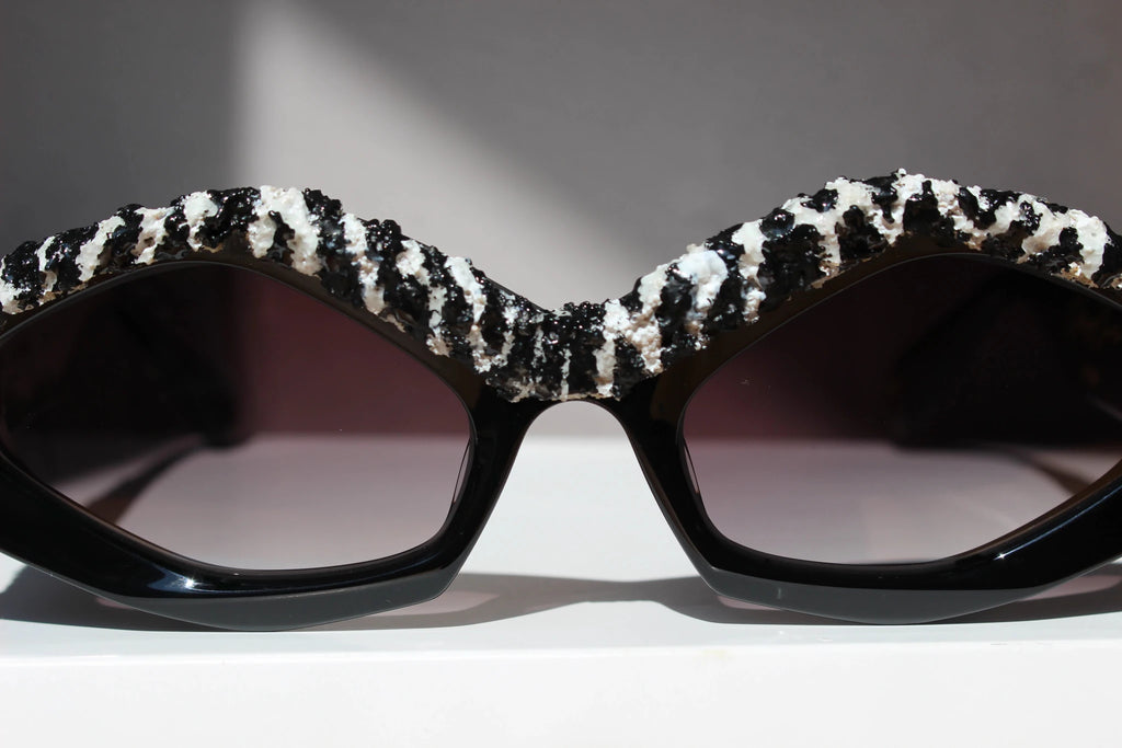 ROMA ART ZEBRA occhiale con installazione d'arte - CLARISSA OLIVERIO ART TO WEAR - CLARISSA OLIVERIO ART TO WEAR