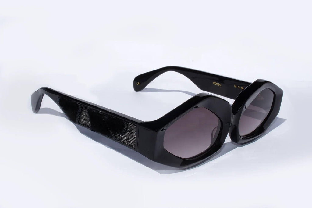 Vista laterale occhiali da sole Roma, elegante, statement in acetato nero con inserto velluto fiorentino