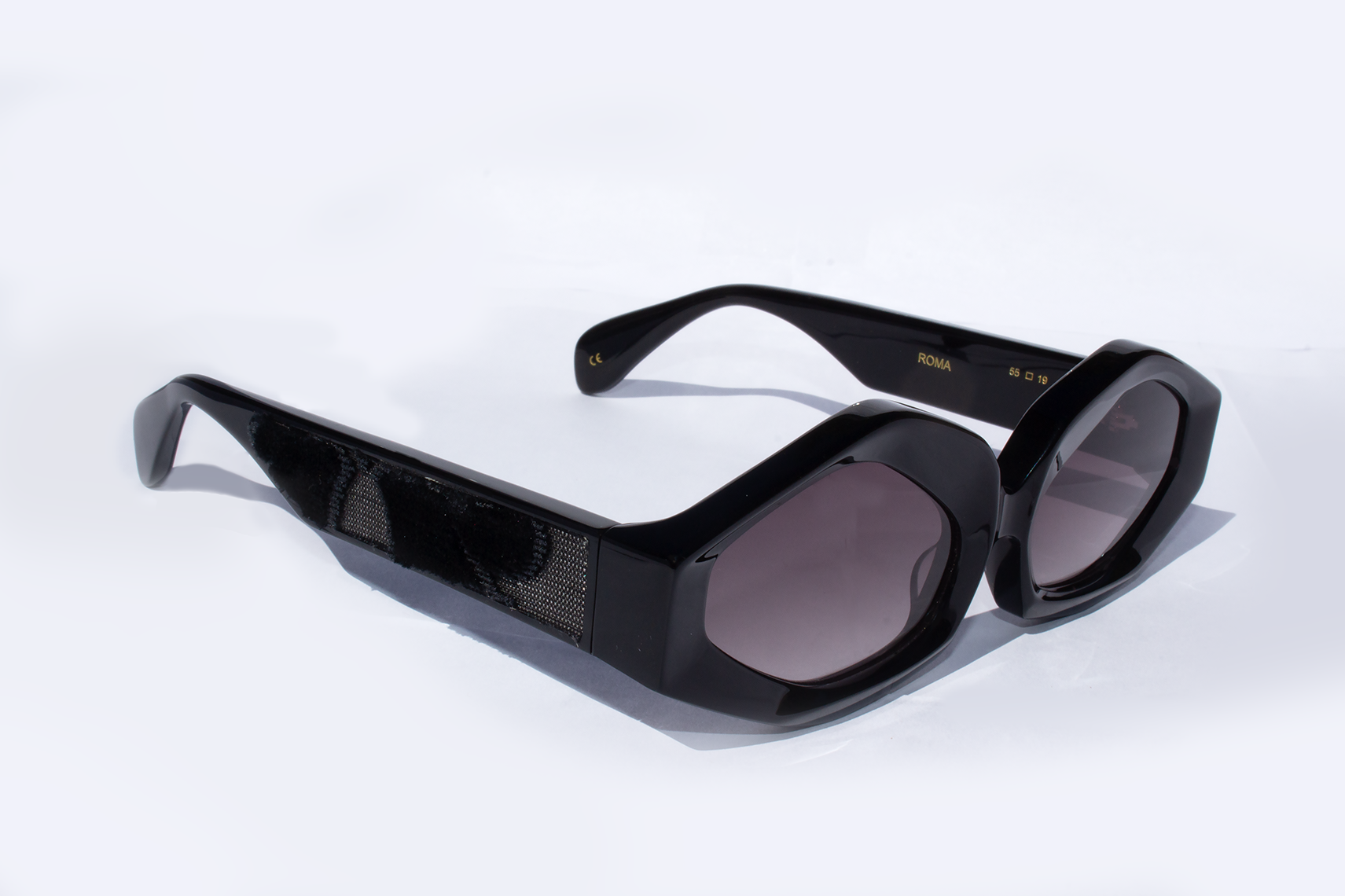 Vista laterale occhiali da sole Roma, elegante, statement in acetato nero con inserto velluto fiorentino