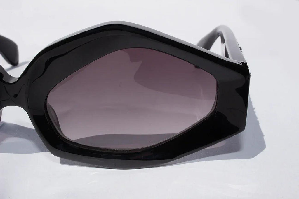 Dettaglio frontale occhiali da sole Roma, elegante, statement in acetato nero con inserto velluto fiorentino