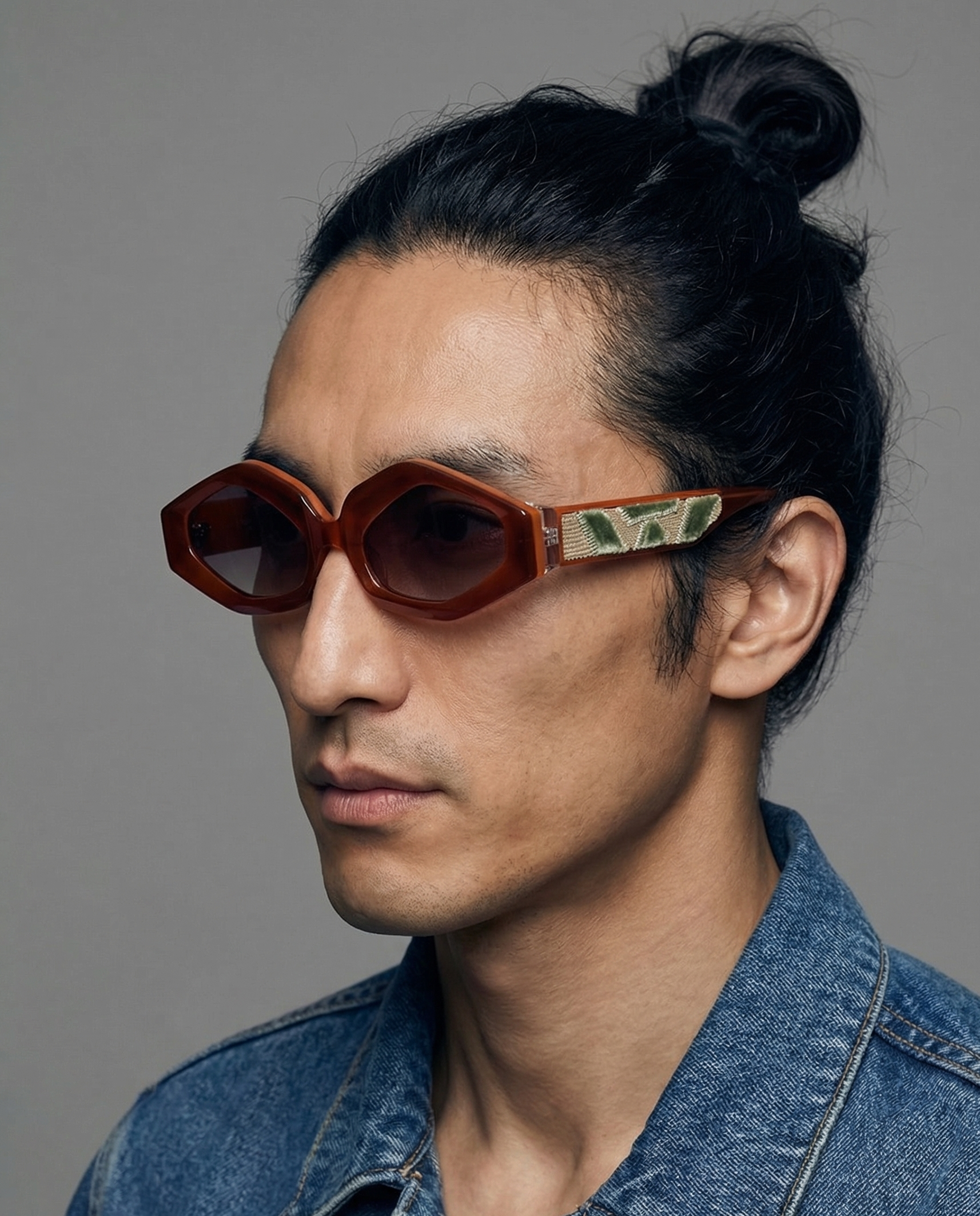 modello indossa occhiale da sole Roma Rosso inserto in velluto tessuto a mano con i telai dell'Ottocento a Firenze