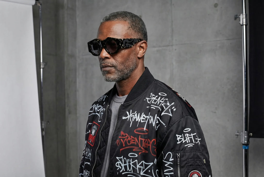 Dettaglio laterale frontale occhiali da sole Spike Lee avana, montatura rotonda in acetato italiano premium inserto in velluto fiorentino, modello lo indossa