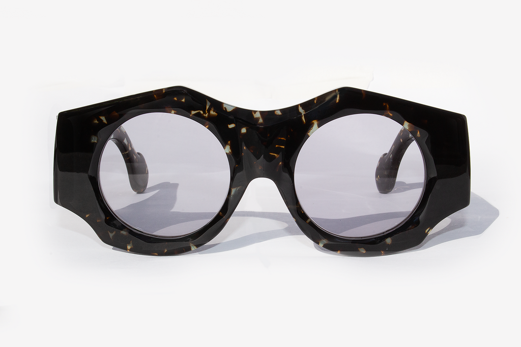 Dettaglio frontale occhiali da sole Spike Lee avana, montatura rotonda in acetato italiano premium