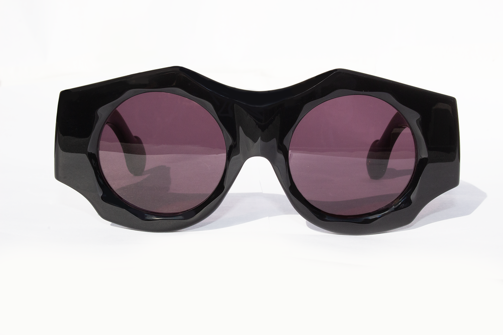 Dettaglio frontale occhiali da sole Spike Lee nero, montatura rotonda in acetato italiano premium