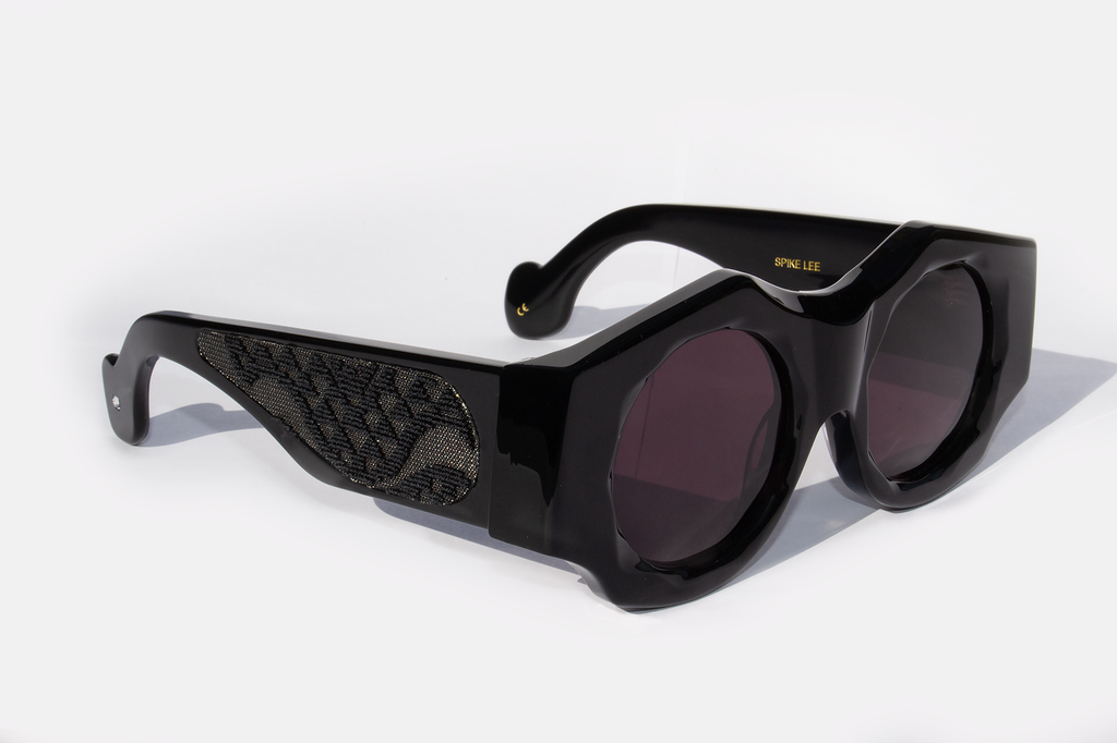 Dettaglio laterale occhiali da sole Spike Lee nero, inserto velluto fiorentino, montatura rotonda in acetato italiano premium