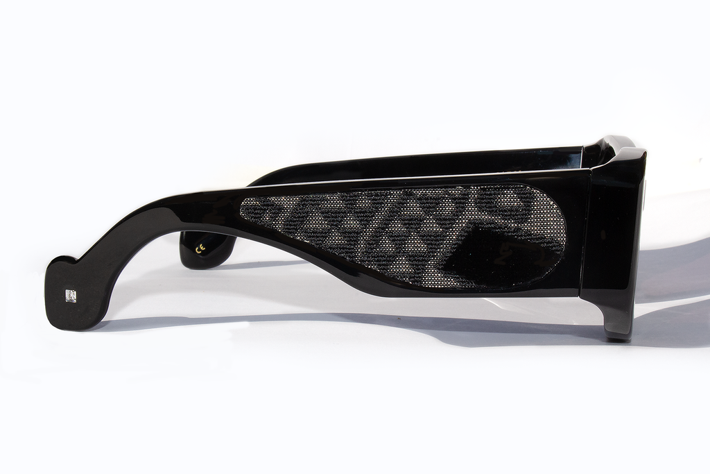 Dettaglio laterale asta occhiali da sole Spike Lee nero, inserto velluto fiorentino, montatura rotonda in acetato italiano premium