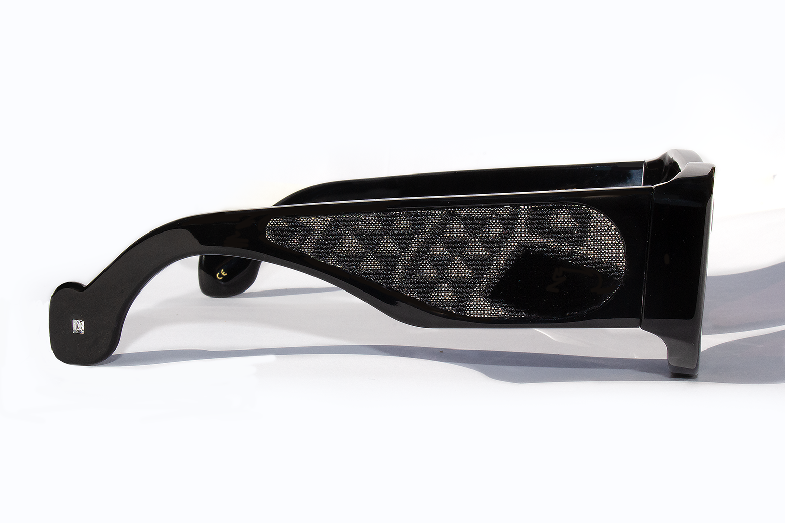 Dettaglio laterale asta occhiali da sole Spike Lee nero, inserto velluto fiorentino, montatura rotonda in acetato italiano premium